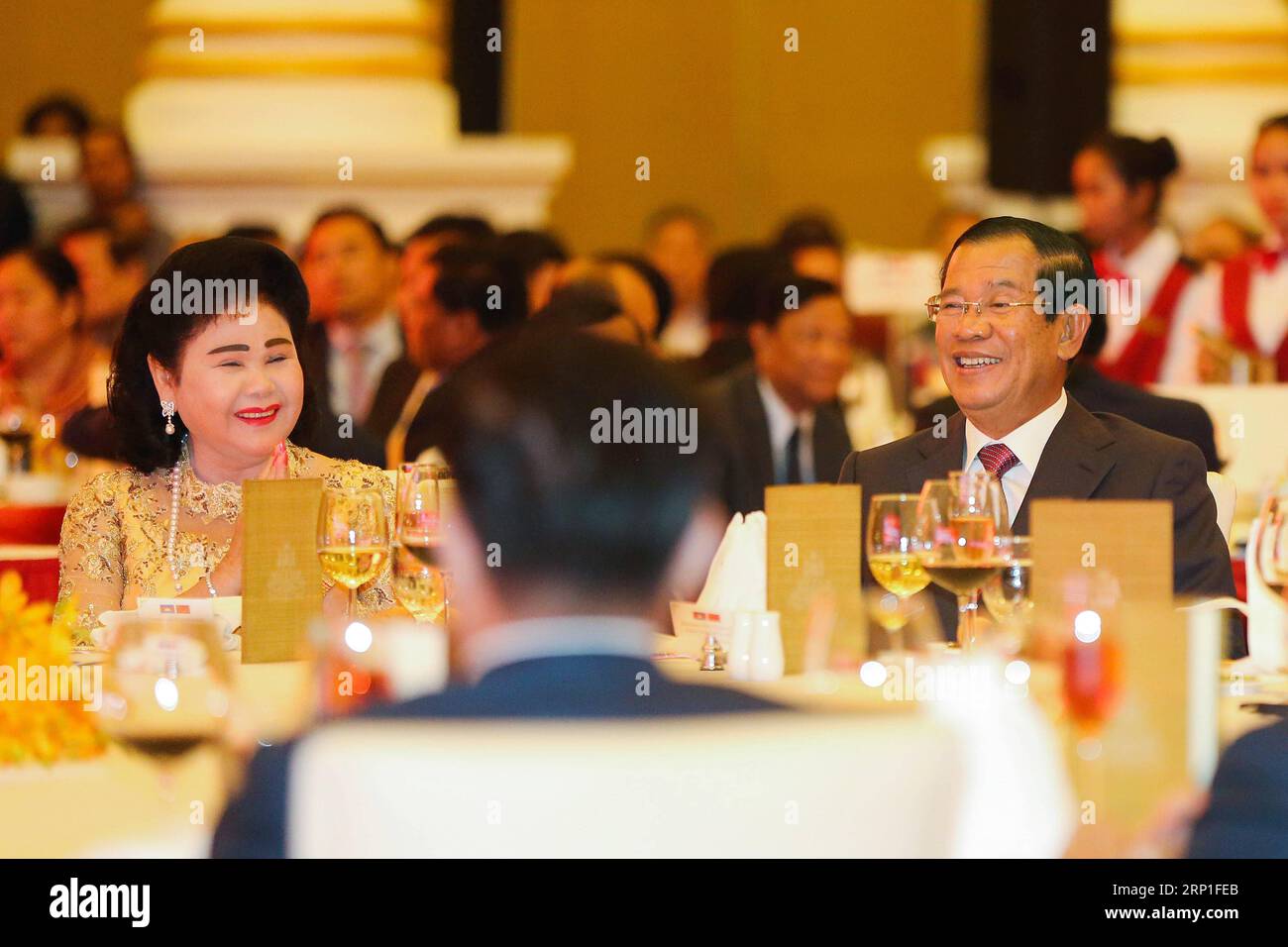 (180703) -- PHNOM PENH, le 3 juillet 2018 -- le Premier ministre cambodgien Samdech Techo Hun Sen et son épouse Bun Rany assistent à un dîner de gala célébrant le 60e anniversaire de l'établissement des relations diplomatiques entre la Chine et le Cambodge à Phnom Penh, Cambodge, le 2 juillet 2018.) (nxl) CAMBODGE-PHNOM PENH-CHINE-DIPLOMATIE-60E ANNIVERSAIRE Pheorum PUBLICATIONxNOTxINxCHN Banque D'Images
