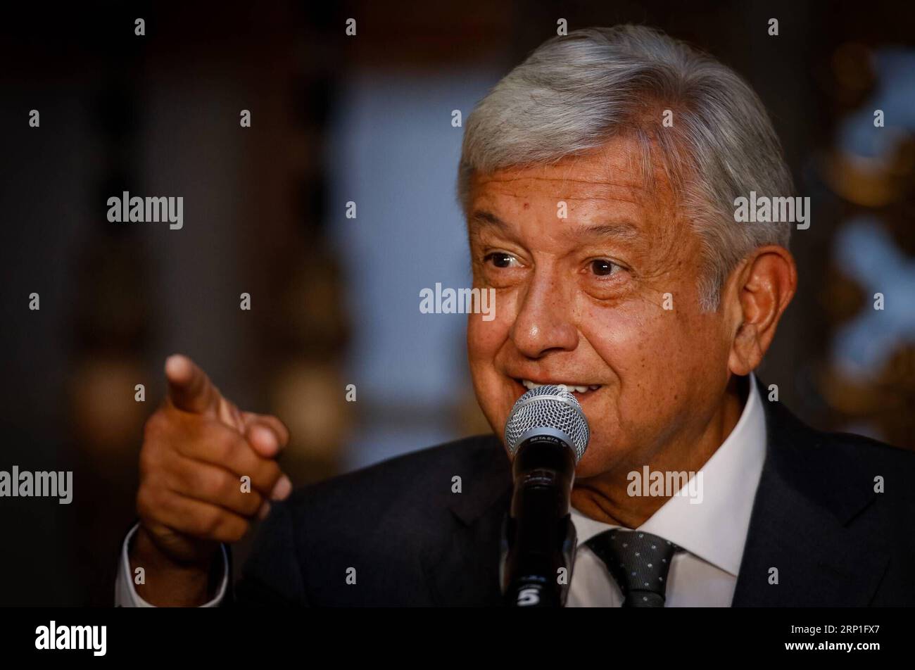News-Bilder des Tages (180704) -- MEXICO, le 4 juillet 2018 -- le président élu du Mexique, Andres Manuel Lopez Obrador, prononce un discours après sa rencontre avec le président mexicain Enrique Pena Nieto, à Mexico, capitale du Mexique, le 3 juillet 2018. Le président élu du Mexique, Andres Manuel Lopez Obrador, a déclaré mardi qu'il était satisfait de sa rencontre privée avec le président Enrique Pena Nieto. Franciso Canedo) (da) (rtg) (gj) MEXICO-MEXICO CITY-LOPEZ OBRADOR e FranciscoxCa?edo PUBLICATIONxNOTxINxCHN Banque D'Images