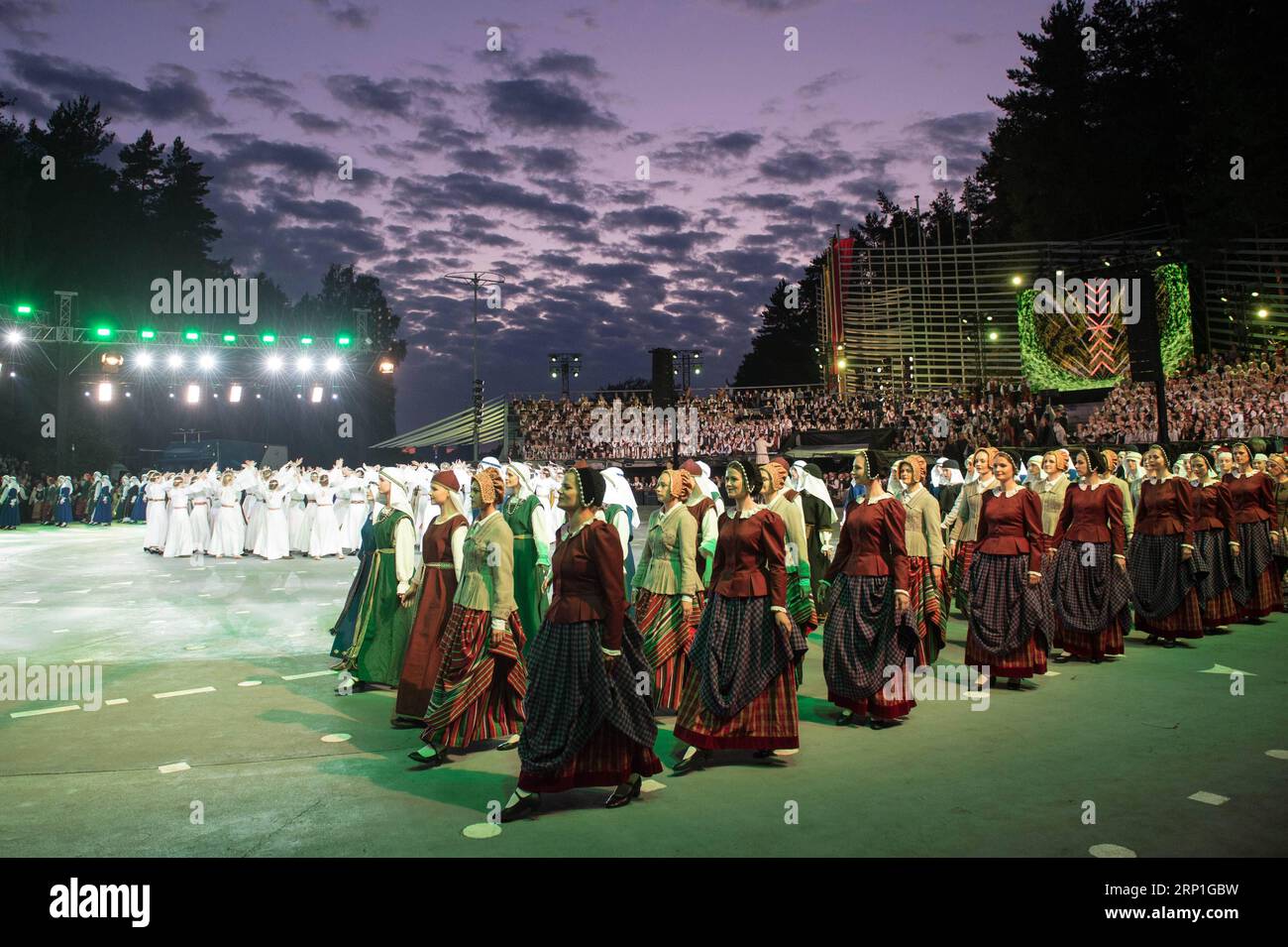 (180705) -- VILNIUS, le 5 juillet 2018 -- les gens se produisent lors du Festival de la chanson 2018 à Vilnius, Lituanie, le 4 juillet 2018. Le Festival de la chanson 2018 se déroule du 30 juin au 6 juillet. ) (nxl) LITHUANIE-VILNIUS-SONG FESTIVAL AlfredasxPliadis PUBLICATIONxNOTxINxCHN Banque D'Images