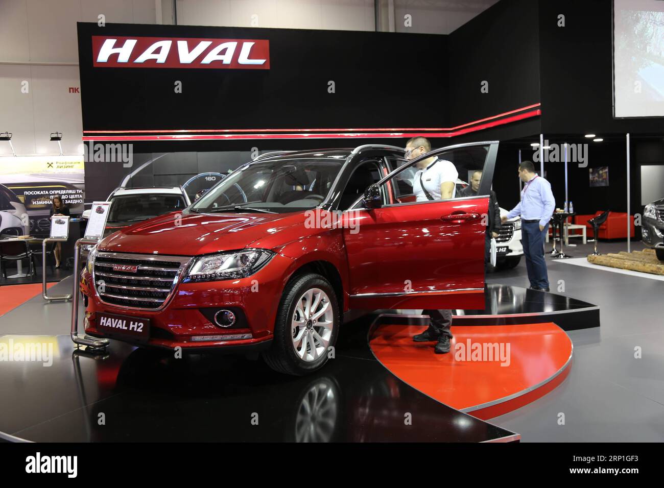 (180705) -- PÉKIN, 5 juillet 2018 () -- un vus du constructeur automobile chinois Great Wall Motors est exposé lors d'un salon de l'auto à Sofia, Bulgarie, le 14 octobre 2017. POUR ALLER AVEC Headlines : la Chine va livrer un message plus fort en faveur du libre-échange alors que le Premier ministre Li visite l'Europe. (/Zhan Xiaoyi) (nxl) titres : la Chine va transmettre un message plus fort en faveur du libre-échange alors que le Premier ministre Li visite l'Europe Xinhua PUBLICATIONxNOTxINxCHN Banque D'Images