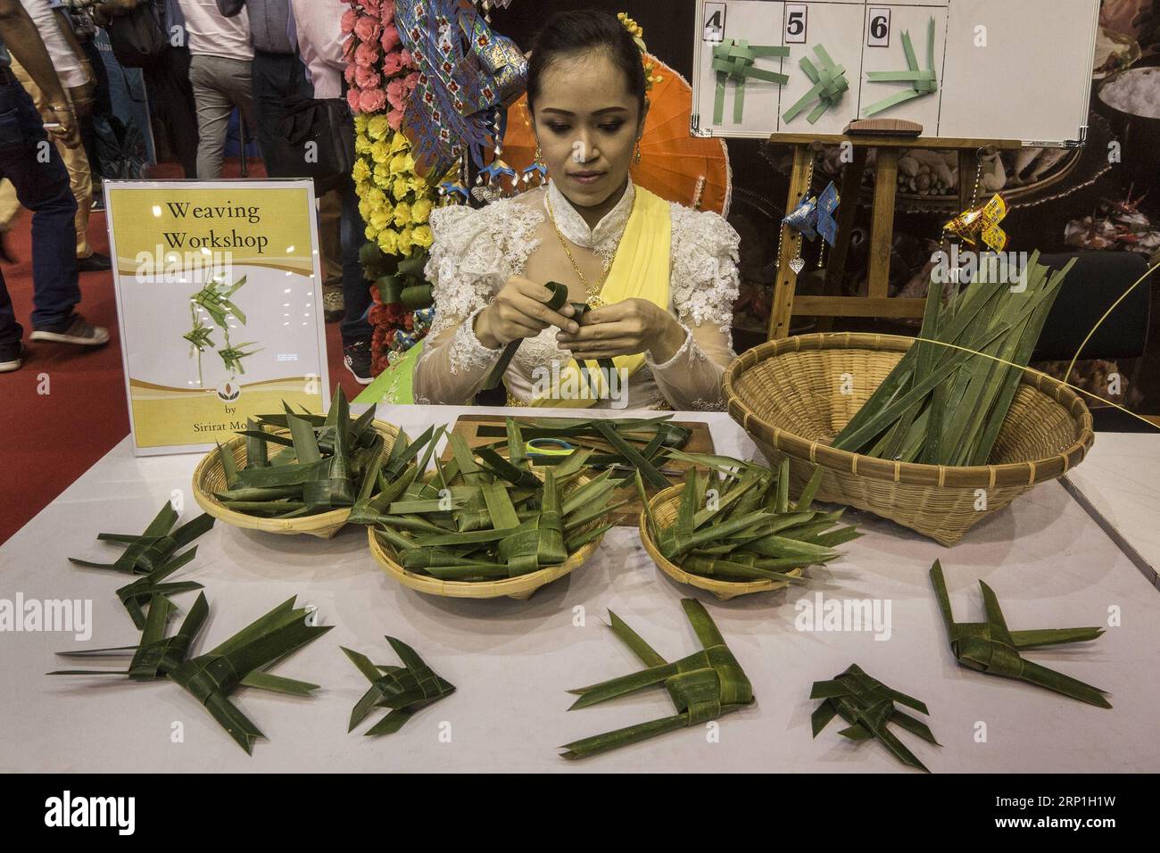 (180706) -- KOLKATA, 6 juillet 2018 -- une photo prise le 6 juillet 2018 montre l'atelier de tissage de la zone d'exposition thaïlandaise lors de la Foire du voyage et du tourisme (TTF) à Kolkata, en Inde. Le TTF a lieu au stade Netaji Indoor du 6 au 8 juillet. (Xinhua photo/Tumpa lundi) (hy) INDE-KOLKATA-TRAVEL-TOURISM-FAIR TumpaxMondal PUBLICATIONxNOTxINxCHN Banque D'Images