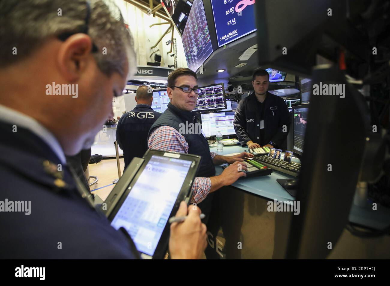 (180706) -- NEW YORK, le 6 juillet 2018 -- les commerçants travaillent à la Bourse de New York, aux États-Unis, le 6 juillet 2018. Les actions américaines ont terminé à la hausse vendredi alors que les investisseurs encourageaient les données sur les emplois mieux que prévu. La moyenne industrielle du Dow Jones a augmenté de 99,74 points, soit 0,41 %, pour atteindre 24 456,48. Le S&P 500 a augmenté de 23,21 points, soit 0,85 %, pour atteindre 2 759,82 points. L'indice composite Nasdaq a bondi de 101,96 points, soit 1,34 %, pour atteindre 7 688,39. ) U.S.-NEW YORK-STOCKS WangxYing PUBLICATIONxNOTxINxCHN Banque D'Images