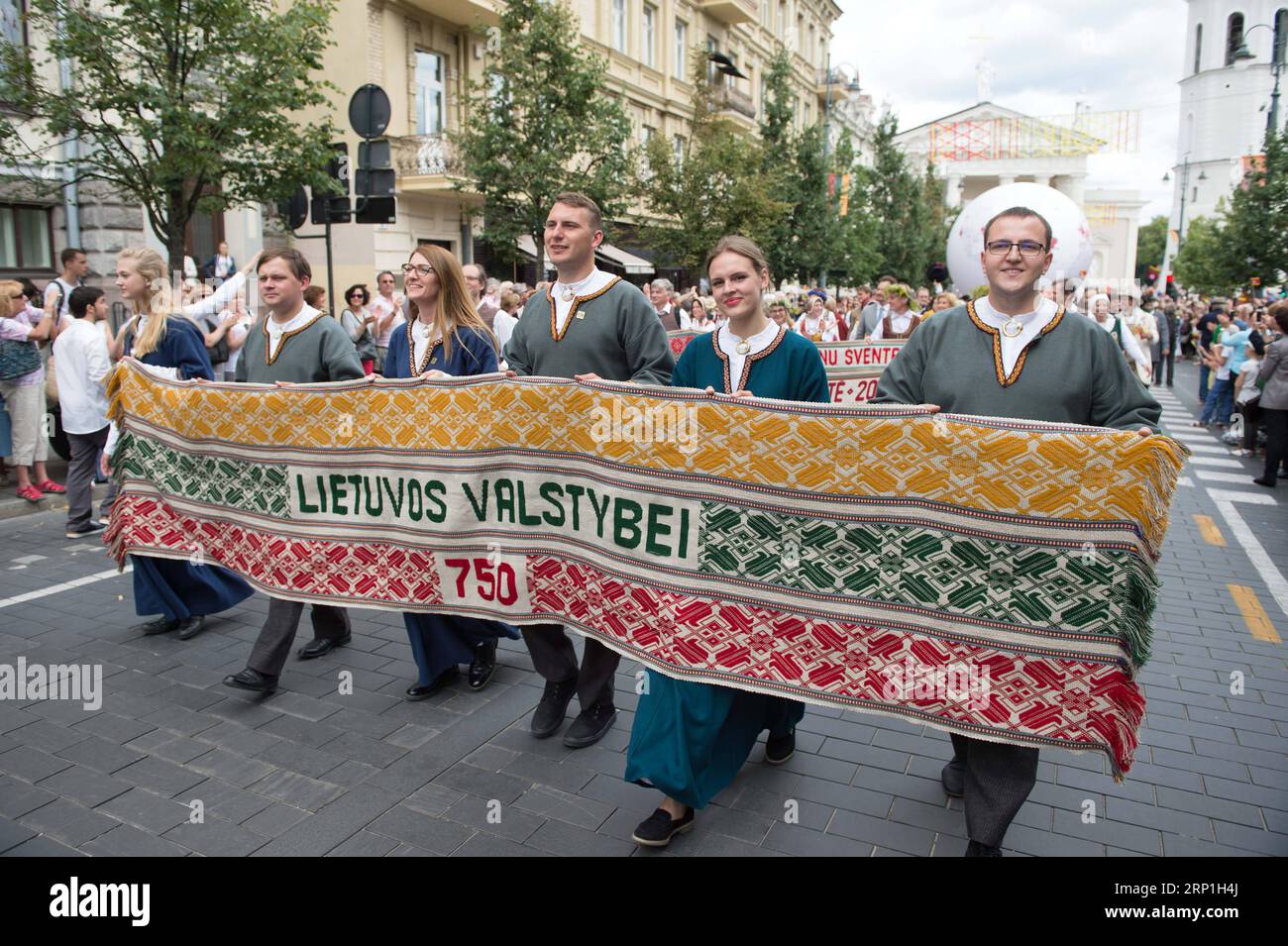 (180706) -- VILNIUS, 6 juillet 2018 -- des personnes assistent à la procession de la Journée de la chanson lors de la célébration de la chanson 2018 à Vilnius, capitale de la Lituanie, le 6 juillet 2018. Des milliers de chanteurs ont assisté vendredi aux derniers événements du festival lituanien de la chanson traditionnelle, la célébration de la chanson qui, cette année, est consacrée à marquer le centenaire de la restauration de l indépendance du pays. LITUANIE-VILNIUS-SONG FESTIVAL-SONG JOUR ALFREDASXPLIADIS PUBLICATIONXNOTXINXCHN Banque D'Images