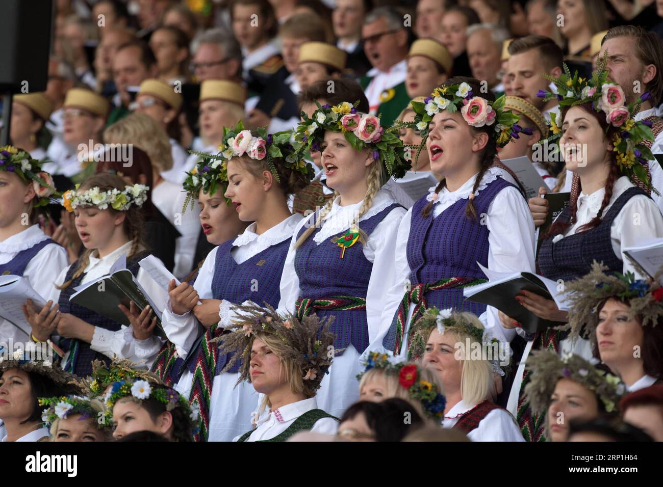 (180706) -- VILNIUS, 6 juillet 2018 -- des gens chantent pendant la Journée de la chanson lors de la célébration de la chanson 2018 à Vilnius, capitale de la Lituanie, le 6 juillet 2018. Des milliers de chanteurs ont assisté vendredi aux derniers événements du festival lituanien de la chanson traditionnelle, la célébration de la chanson qui, cette année, est consacrée à marquer le centenaire de la restauration de l indépendance du pays. LITUANIE-VILNIUS-SONG FESTIVAL-SONG JOUR ALFREDASXPLIADIS PUBLICATIONXNOTXINXCHN Banque D'Images