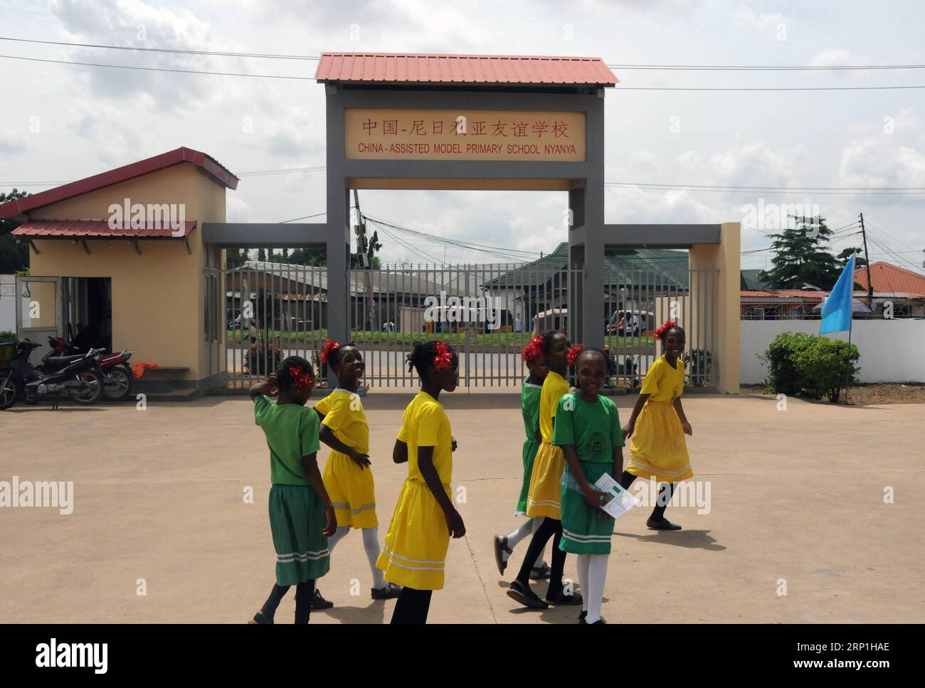 (180707) -- ABUJA, le 7 juillet 2018 -- les élèves passent devant l'entrée de l'école primaire modèle assistée par la Chine à Abuja, Nigeria, le 6 juillet 2018. Vendredi, la Chine a remis un bloc de deux salles de classe nouvellement construites au gouvernement nigérian dans le but d'améliorer le niveau d'éducation dans le pays africain le plus peuplé. (nxl) NIGERIA-ABUJA-CHINE-EDUCATION ZhangxBaoping PUBLICATIONxNOTxINxCHN Banque D'Images