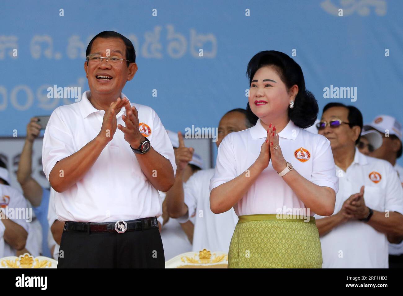 (180707) -- PHNOM PENH, le 7 juillet 2018 -- le Premier ministre cambodgien Samdech Techo Hun Sen (à gauche), président du Parti du peuple cambodgien (CPP) au pouvoir, et son épouse Bun Rany assistent à une campagne électorale à Phnom Penh, au Cambodge, le 7 juillet 2018. Les partis politiques cambodgiens ont lancé samedi une campagne de trois semaines pour les élections générales du 29 juillet. (wtc) CAMBODIAN-PHNOM PENH-POLITICAL PARTIS-CAMPAIGNS Phearum PUBLICATIONxNOTxINxCHN Banque D'Images