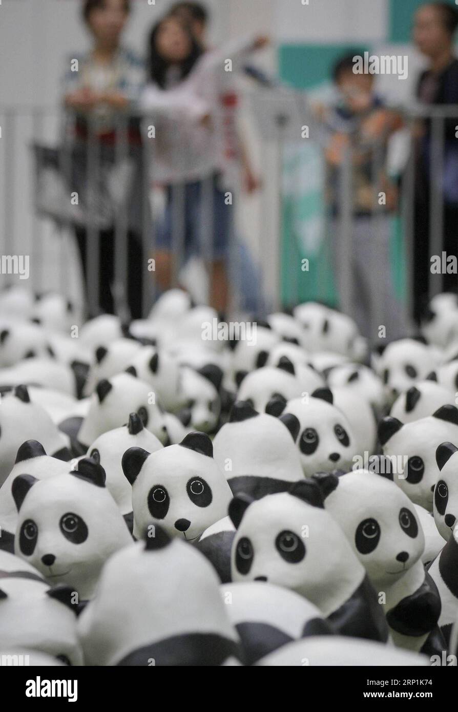 (180711) -- VANCOUVER, le 11 juillet 2018 -- une photo prise le 10 juillet 2018 montre des pandas en papier-mache lors d'une exposition de l'œuvre d'art en papier-mache 1 600 Pandas au centre commercial Metrotown de Vancouver, Canada. 1 600 Pandas , une œuvre d'art en papier mache créée en 2008 par l'artiste français Paulo Grangeon pour le Fonds mondial pour la nature (WWF), a commencé sa tournée d'exposition au Canada mardi. ) CANADA-VANCOUVER-PAPIER-MACHE PANDA-EXHIBITION LIANGXSEN PUBLICATIONXNOTXINXCHN Banque D'Images
