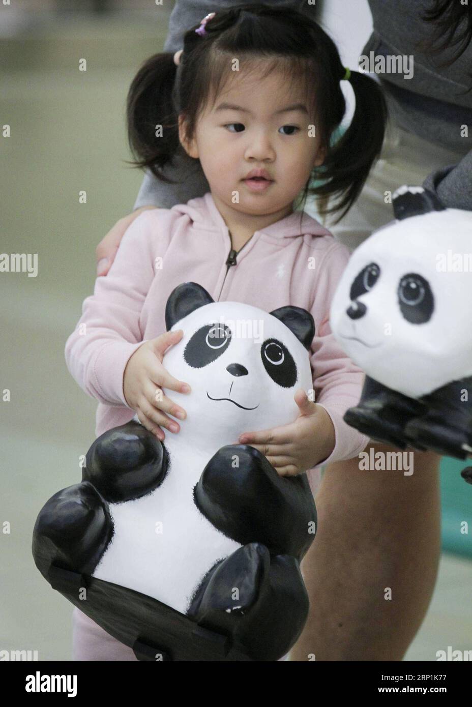 (180711) -- VANCOUVER, le 11 juillet 2018 -- Une fille joue avec un panda en papier mache lors d'une exposition de l'œuvre d'art en papier mache 1 600 Pandas au centre commercial Metrotown de Vancouver, Canada, le 10 juillet 2018. 1 600 Pandas , une œuvre d'art en papier mache créée en 2008 par l'artiste français Paulo Grangeon pour le Fonds mondial pour la nature (WWF), a commencé sa tournée d'exposition au Canada mardi. ) CANADA-VANCOUVER-PAPIER-MACHE PANDA-EXHIBITION LIANGXSEN PUBLICATIONXNOTXINXCHN Banque D'Images