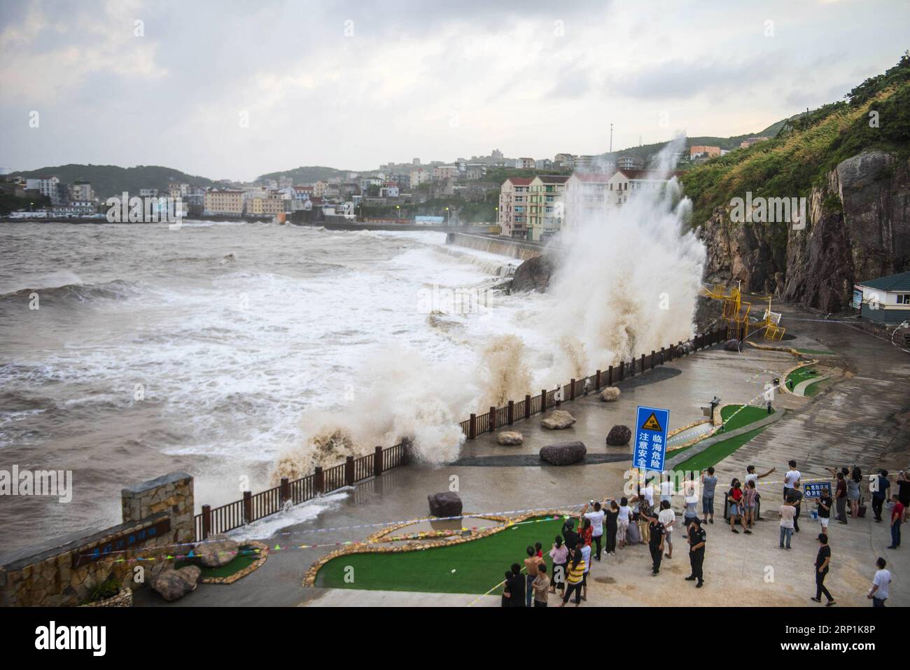 (180711) -- TAIZHOU, 11 juillet 2018 -- d'énormes vagues ont frappé le rivage de la mer dans le canton de Shitang, dans la ville de Wenling, dans la province du Zhejiang, dans l'est de la Chine, le 10 juillet 2018, alors que le typhon Maria, le huitième typhon de cette année, approche de la côte. Le typhon Maria a touché terre mercredi matin dans le comté de Lianjiang, dans la province du Fujian du sud-est de la Chine. (Ry) CHINA-TYPHON MARIA-LANDFALL (CN) ZhuxHaiwei PUBLICATIONxNOTxINxCHN Banque D'Images