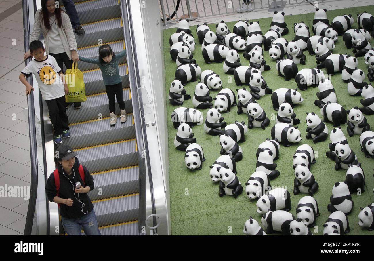 (180711) -- VANCOUVER, le 11 juillet 2018 -- une photo prise le 10 juillet 2018 montre des pandas en papier-mache lors d'une exposition de l'œuvre d'art en papier-mache 1 600 Pandas au centre commercial Metrotown de Vancouver, Canada. 1 600 Pandas , une œuvre d'art en papier mache créée en 2008 par l'artiste français Paulo Grangeon pour le Fonds mondial pour la nature (WWF), a commencé sa tournée d'exposition au Canada mardi. ) CANADA-VANCOUVER-PAPIER-MACHE PANDA-EXHIBITION LIANGXSEN PUBLICATIONXNOTXINXCHN Banque D'Images