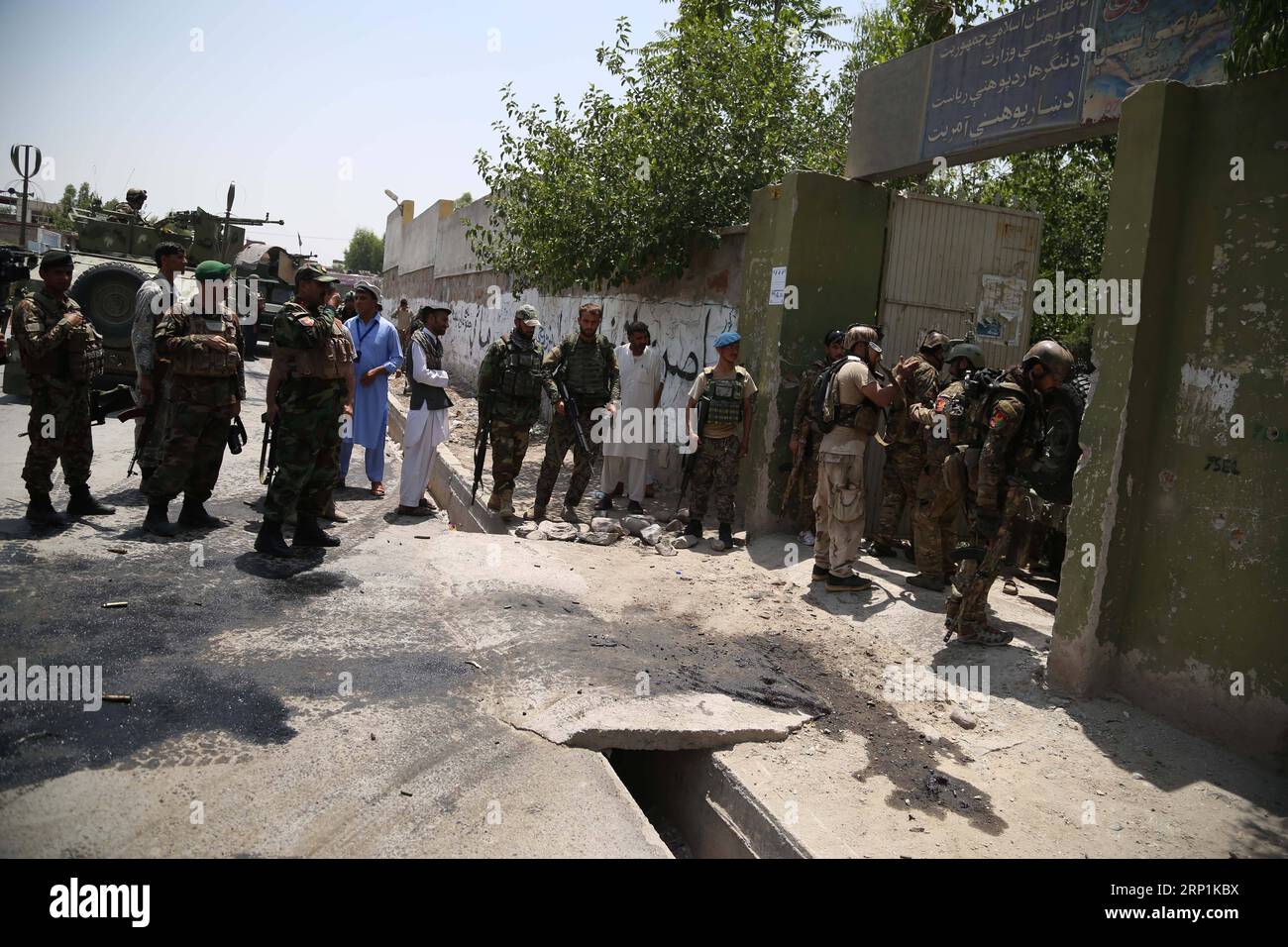 (180711) -- JALALABAD, 11 juillet 2018 () -- des membres des forces de sécurité afghanes inspectent le site d'une attaque à Jalalabad, province de Nangarhar, Afghanistan, le 11 juillet 2018. Jusqu'à 11 personnes ont été confirmées mortes et 10 autres blessées lors d'une attaque de militants contre le département de l'éducation dans la capitale de la province de Nangarhar, Jalalabad, dans l'est de l'Afghanistan, ont rapporté les médias locaux. ()(rh) AFGHANISTAN-JALALABAD-ATTACK Xinhua PUBLICATIONxNOTxINxCHN Banque D'Images