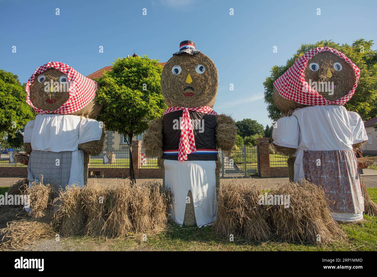 (180714) -- PETRIJEVCI, 14 juillet 2018 -- une photo prise le 14 juillet 2018 à Petrijevci, en Croatie, montre des sculptures en balles de paille décorées de couleurs rouge et blanche en soutien à l'équipe nationale croate de football avant la finale de la coupe du monde de la FIFA. La Croatie affrontera la France lors de la finale de la coupe du monde de la FIFA dimanche en Russie. (SP)CROATIE-PETRIJEVCI-FIFA COUPE DU MONDE-SCULPTURES EN BALLES DE PAILLE DUBRAVKAXPETRIC PUBLICATIONXNOTXINXCHN Banque D'Images