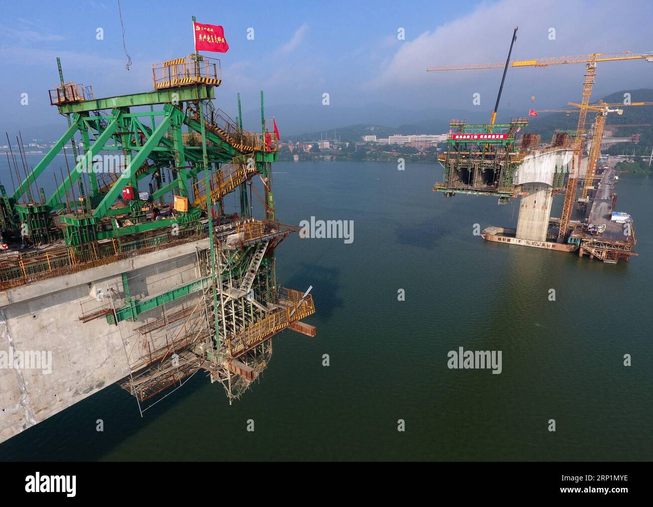 (180715) -- XIANGYANG, 15 juillet 2018 -- une photo aérienne prise le 14 juillet 2018 montre le chantier de construction du pont sur la rivière Hanjiang du chemin de fer à grande vitesse Wuhan-Shiyan dans la ville de Xiangyang, dans la province du Hubei en Chine centrale. La ligne à grande vitesse sera mise en service en 2019. ) (Ry) CHINE-HUBEI-CONSTRUCTION FERROVIAIRE À GRANDE VITESSE (CN) XiexYong PUBLICATIONxNOTxINxCHN Banque D'Images
