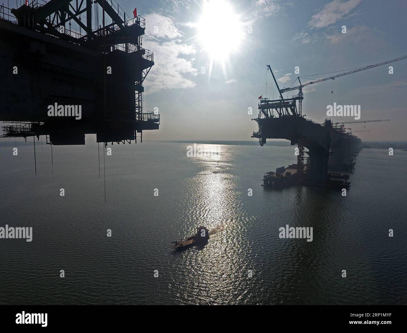 (180715) -- XIANGYANG, 15 juillet 2018 -- une photo aérienne prise le 14 juillet 2018 montre le chantier de construction du pont sur la rivière Hanjiang du chemin de fer à grande vitesse Wuhan-Shiyan dans la ville de Xiangyang, dans la province du Hubei en Chine centrale. La ligne à grande vitesse sera mise en service en 2019. ) (Ry) CHINE-HUBEI-CONSTRUCTION FERROVIAIRE À GRANDE VITESSE (CN) XiexYong PUBLICATIONxNOTxINxCHN Banque D'Images