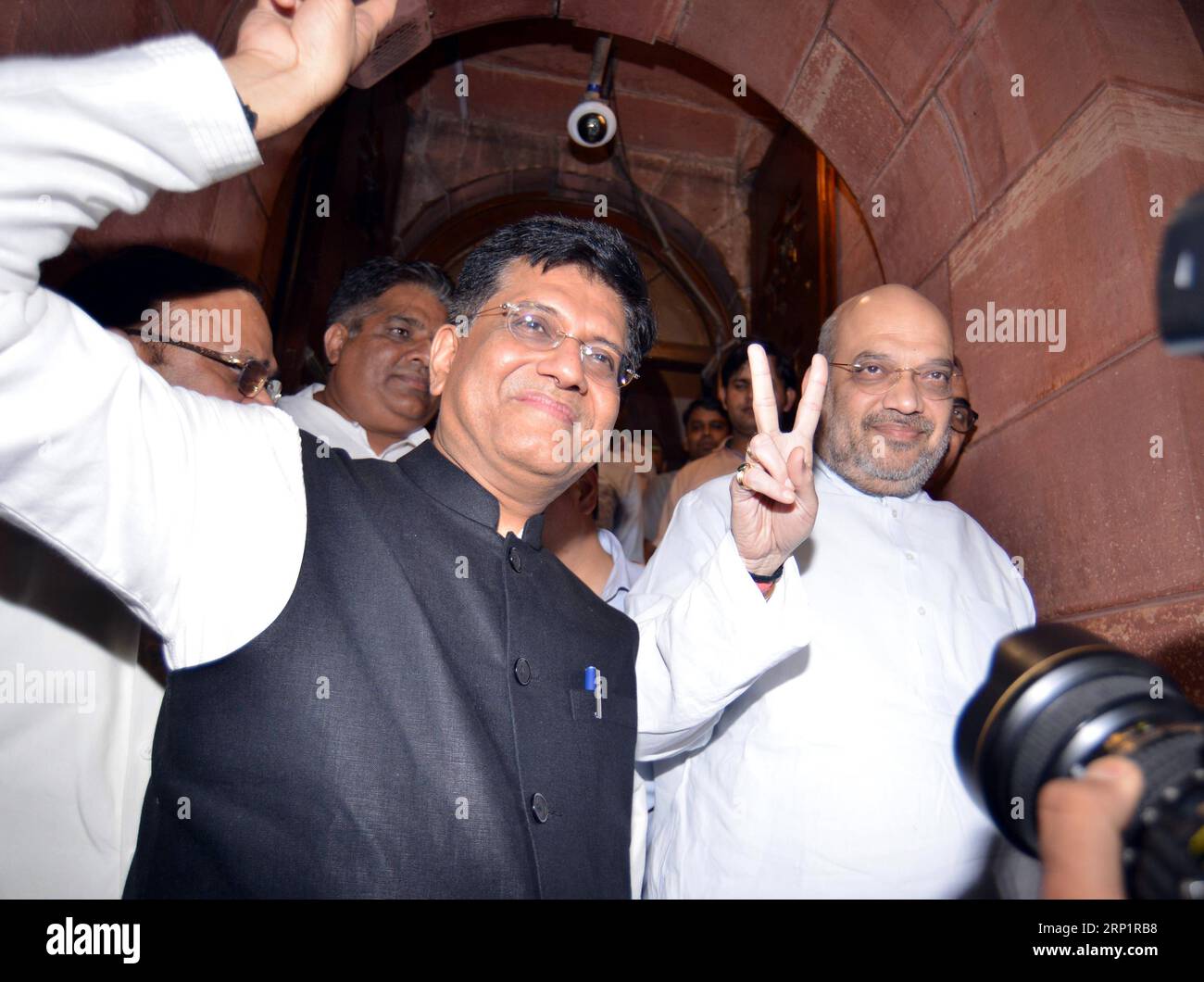 (180721) -- NEW DELHI, 21 juillet 2018 -- le président du parti Bharatiya Janata (BJP), Amit Shah (R), montre le signe de la victoire lorsqu'il sort du Parlement indien après avoir rejeté une motion de censure à New Delhi, en Inde, le 20 juillet 2018. La motion de censure présentée par les partis politiques de l opposition contre le gouvernement du Premier ministre indien Narendra Modi a été rejetée à la chambre basse du Parlement, Lok Sabha, vendredi soir. ) (Zxj) INDIA-NEW DELHI-MODI-NO-CONFIDENCE MOTION-DEFEAT ParthaxSarkar PUBLICATIONxNOTxINxCHN Banque D'Images