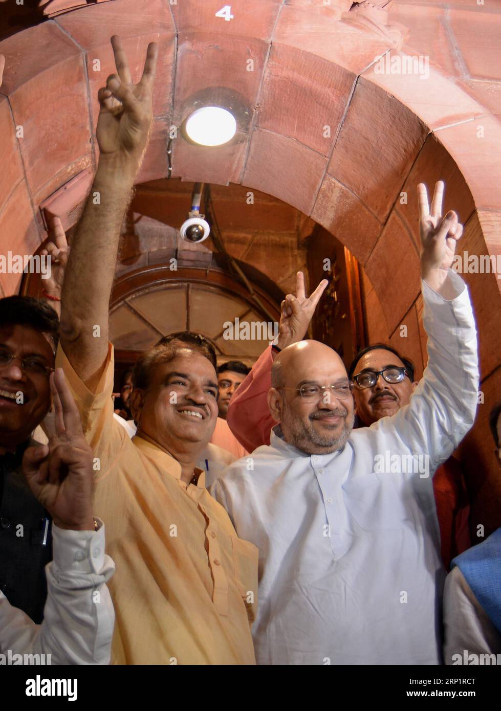 (180721) -- NEW DELHI, 21 juillet 2018 -- le président du parti Bharatiya Janata (BJP), Amit Shah (R), montre le signe de la victoire lorsqu'il sort du Parlement indien après avoir rejeté une motion de censure à New Delhi, en Inde, le 20 juillet 2018. La motion de censure présentée par les partis politiques de l opposition contre le gouvernement du Premier ministre indien Narendra Modi a été rejetée à la chambre basse du Parlement, Lok Sabha, vendredi soir. ) (Zxj) INDIA-NEW DELHI-MODI-NO-CONFIDENCE MOTION-DEFEAT ParthaxSarkar PUBLICATIONxNOTxINxCHN Banque D'Images