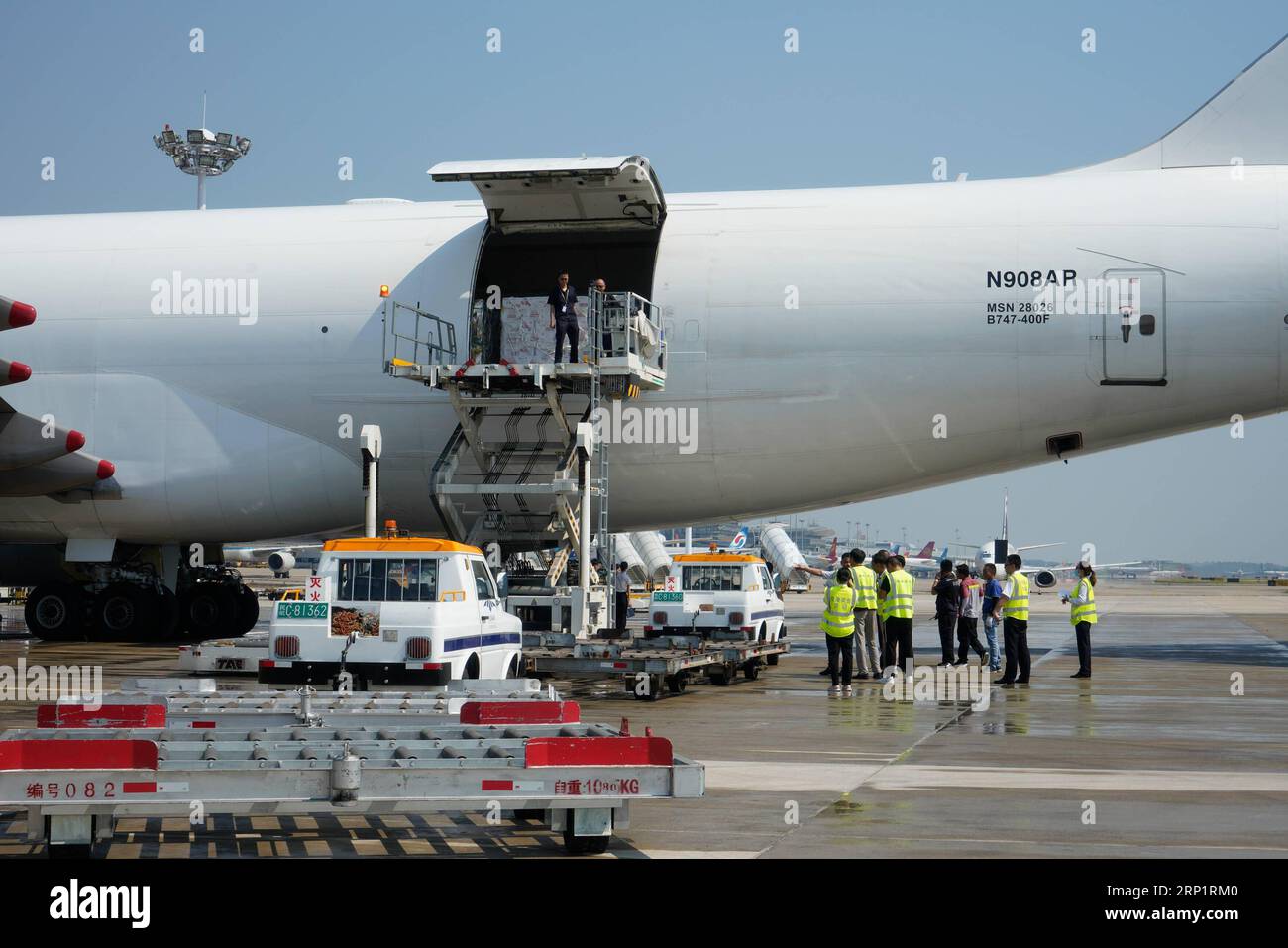 (180721) -- CHANGSHA, 21 juillet 2018 -- des membres du personnel déchargent des marchandises d'un avion cargo à l'aéroport international Huanghua à Changsha, capitale de la province du Hunan en Chine centrale, le 21 juillet 2018. La compagnie aérienne régulière de fret continental Changsha-Amérique du Nord, la première du genre dans la province du Hunan, a fait un voyage inaugural samedi. Trois avions de fret affrétés qui volent chaque semaine entre Changsha et l ' Amérique du Nord devraient raccourcir les délais de transport et réduire les coûts d ' exploitation. (Zwx) CHINA-HUNAN-REGULAR CONTINENTAL CARGO AIRLINES (CN) ZhangxXiaoyu PUBLICATIONxNOTxINxCHN Banque D'Images