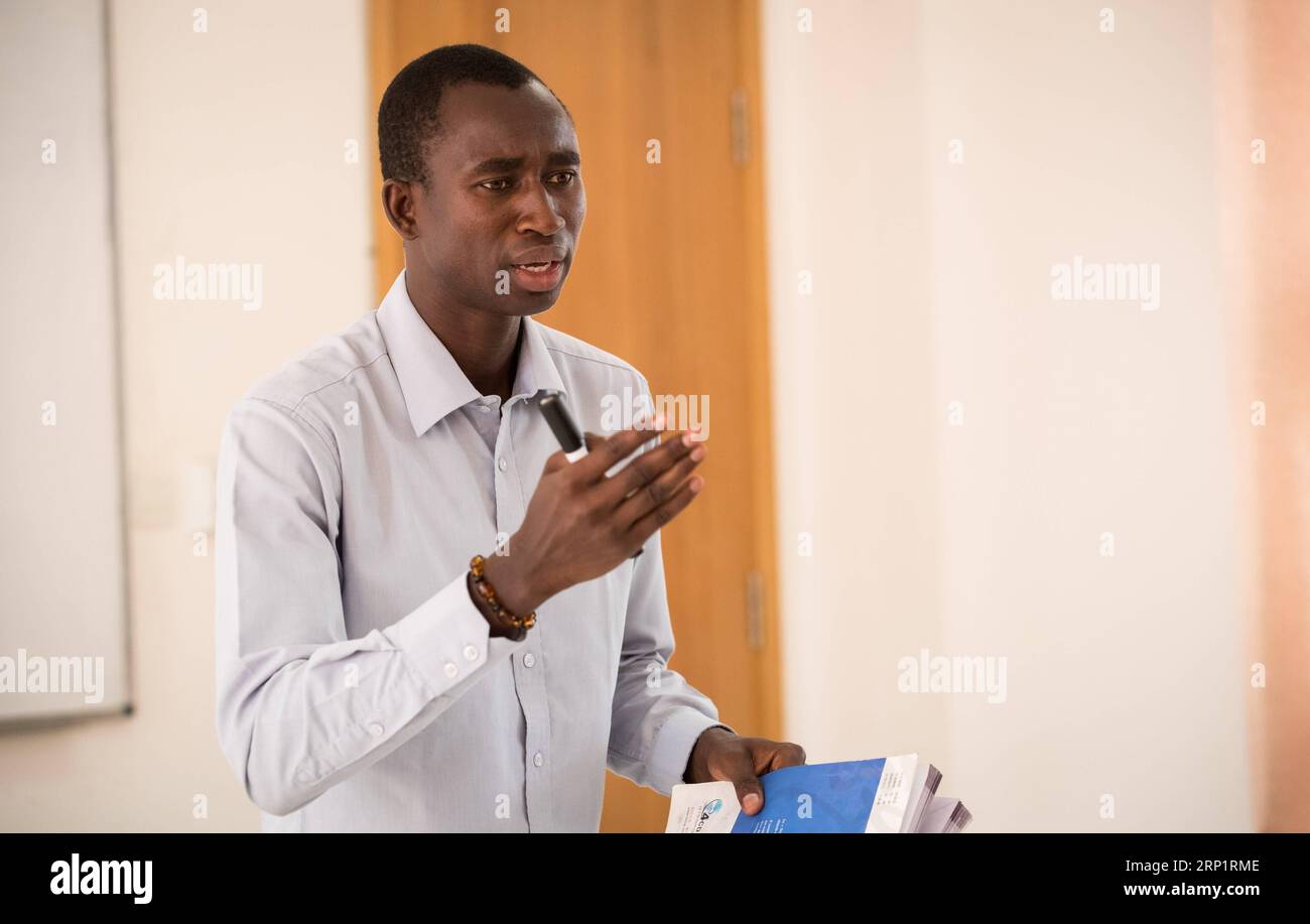 (180721) -- DAKAR, 21 juillet 2018 -- Koumakh Bakhoum enseigne le chinois à l'Institut Confucius de l'Université Cheikh Anta Diop de Dakar, Sénégal, 18 juillet 2018. Bakhoum, âgé de 30 ans, était un étudiant diplômé spécialisé en enseignement international de la langue chinoise à l'Université des langues étrangères de Dalian en Chine. Il enseigne aujourd’hui la langue chinoise à l’Université Cheikh Anta Diop de Dakar. Apprendre la langue chinoise m'a ouvert une porte et j'espère devenir un envoyé pour promouvoir l'amitié entre la Chine et le Sénégal en enseignant la langue et la culture chinoises dans mon pays, a déclaré Bakh Banque D'Images