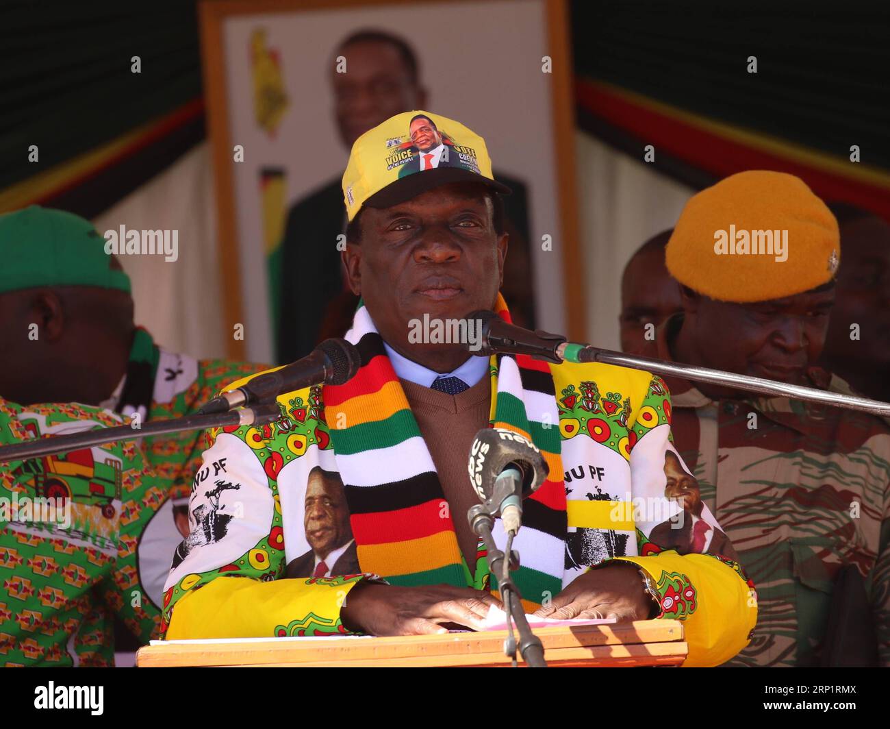 (180721) -- MARONDERA (ZIMBABWE), 21 juillet 2018 -- le président zimbabwéen Emmerson Mnangagwa assiste à un rassemblement à Marondera, dans la province du Mashonaland est, au Zimbabwe, le 21 juillet 2018. Emmerson Mnangagwa a rappelé samedi aux partisans du parti au pouvoir, la ZANU-PF, de fuir la violence politique alors que le parti attend avec impatience une victoire nette et sans violence aux élections de juillet 30. ZIMBABWE-MARONDERA-ZANU-PF-RALLY ShaunxJusa PUBLICATIONxNOTxINxCHN Banque D'Images