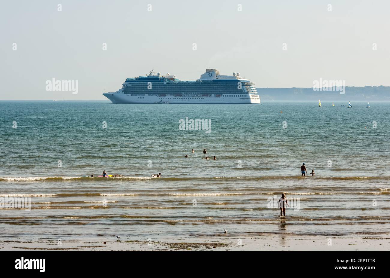 Torquay, Royaume-Uni. 2 septembre 2023. Le bateau de croisière VISTA visite Torquay. Le navire est ancré à ¾ nm au sud-est du port de Torquay. Crédit : Thomas Faull/Alamy Live News Banque D'Images