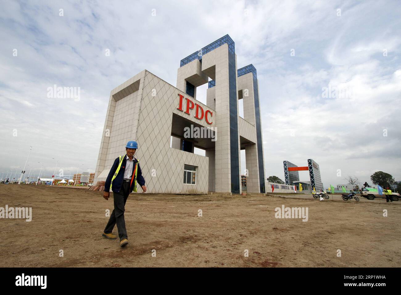 (180726) -- PÉKIN, le 26 juillet 2018 -- Un ouvrier marche au parc industriel de Hawassa dans la ville de Hawassa, à 275 kilomètres au sud d'Addis-Abeba, capitale de l'Éthiopie, le 13 juillet 2016. POUR ALLER avec Xinhua Headlines : le soutien chinois propulsant les progrès solides de l'Afrique vers l'industrialisation. ) (Jmmn) Xinhua Headlines : le soutien chinois propulse les progrès solides de l Afrique vers l industrialisation MichaelxTewelde PUBLICATIONxNOTxINxCHN Banque D'Images