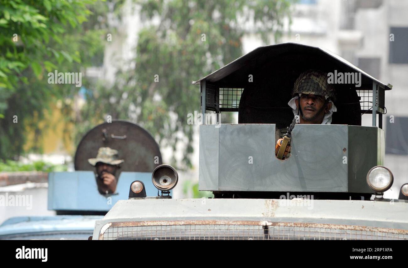 (180805) --JAMMU, 5 août 2018 -- les agents de sécurité gardent une veillée devant la résidence de Farooq Abdullah, ancien ministre en chef et éminent politicien du Cachemire contrôlé par l'Inde, à la périphérie de Jammu, capitale hivernale du Cachemire contrôlé par l'Inde, le 4 août 2018. Un jeune homme a été abattu samedi par le personnel des forces de sécurité à l'intérieur de la maison résidentielle de Farooq Abdullah, a déclaré la police.) (wtc) CACHEMIRE-JAMMU-SECURITY Stringer PUBLICATIONxNOTxINxCHN, SOUS CONTRÔLE INDIEN Banque D'Images