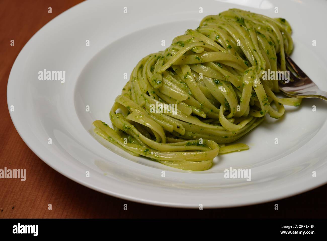 Trenette ou Linguine Pasta avec pesto alla Genovese vert avec basilic Banque D'Images
