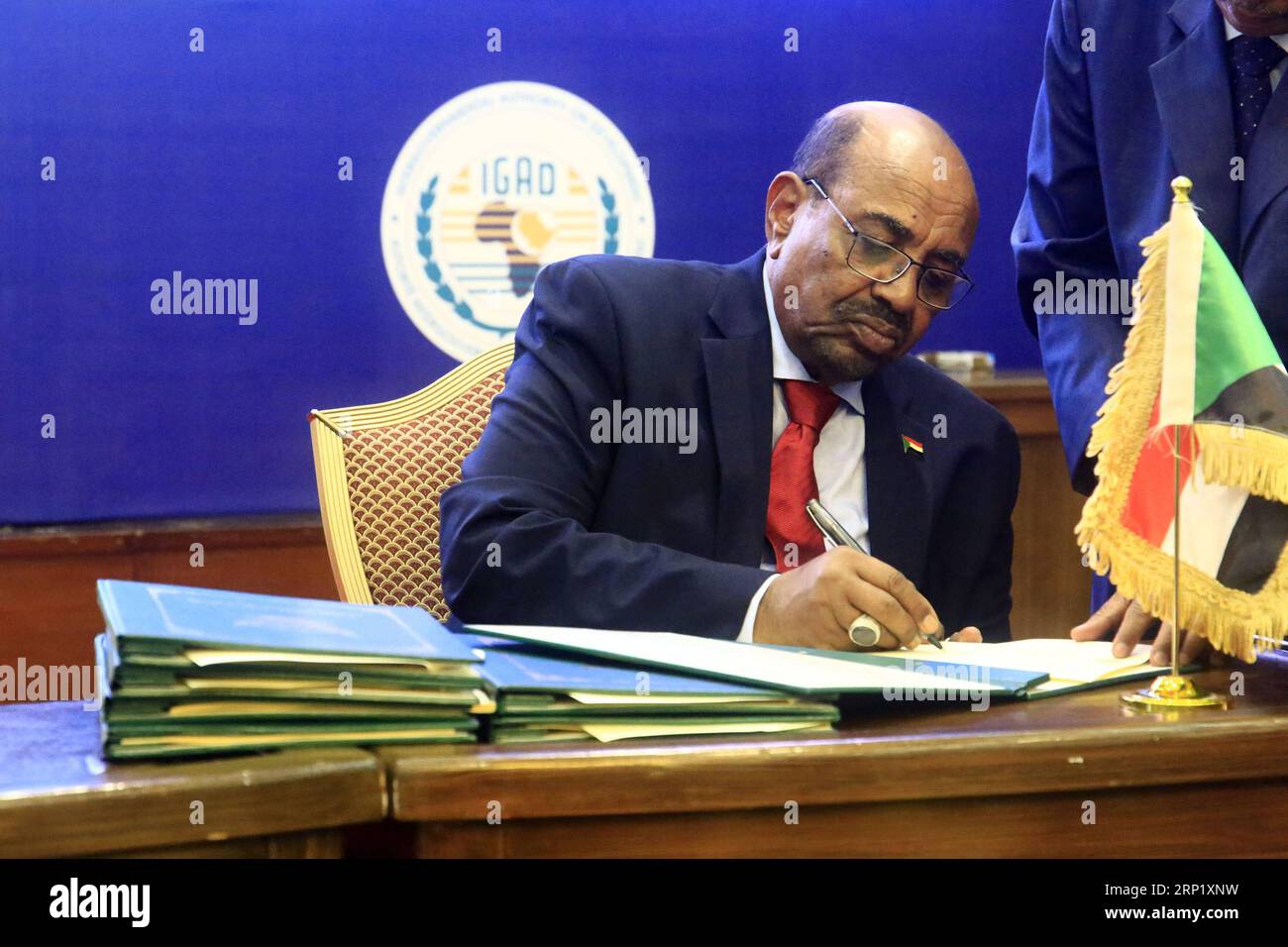 (180805) -- KHARTOUM, 5 août 2018 -- le président soudanais Omar al-Béchir signe en tant que garant de l'accord final sur le partage du pouvoir et les arrangements de sécurité entre les parties en conflit du Soudan du Sud, à Khartoum, capitale du Soudan, le 5 août 2018. Les parties en conflit au Soudan du Sud ont signé dimanche un accord final dans la capitale soudanaise Khartoum sur le partage du pouvoir et les arrangements de sécurité. SOUDAN-KHARTOUM-SOUDAN DU SUD-ACCORD FINAL-PARTAGE DU POUVOIR MOHAMEDXKHIDIR PUBLICATIONXNOTXINXCHN Banque D'Images