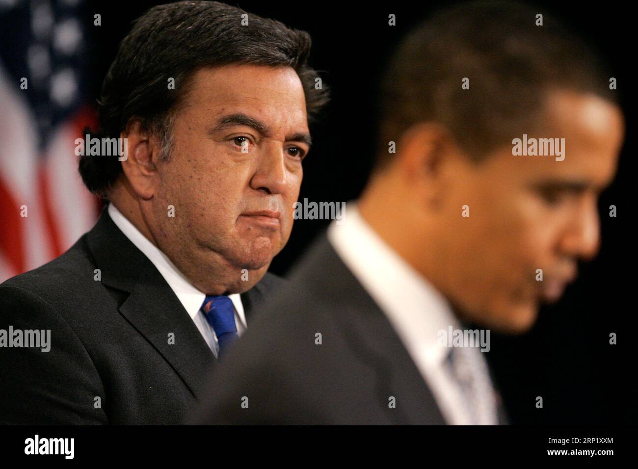 Chicago, États-Unis. 03 septembre 2023. Photo de dossier - Chicago, il - 3 décembre 2008 -- le président élu des États-Unis, Barack Obama (à gauche), se tient aux côtés du secrétaire au Commerce et gouverneur du Nouveau-Mexique, Bill Richardson, alors qu'il répond aux questions des journalistes lors d'une conférence de presse à Chicago le 3 décembre 2008. - Bill Richardson, l'ancien gouverneur du Nouveau-Mexique, ambassadeur des États-Unis aux Nations Unies et secrétaire à l'énergie sous le président Bill Clinton, est décédé. Richardson avait 75 ans. Photo de Brian Kersey - Pool via CNP /ABACAPRESS.COM crédit : Abaca Press/Alamy Live News Banque D'Images
