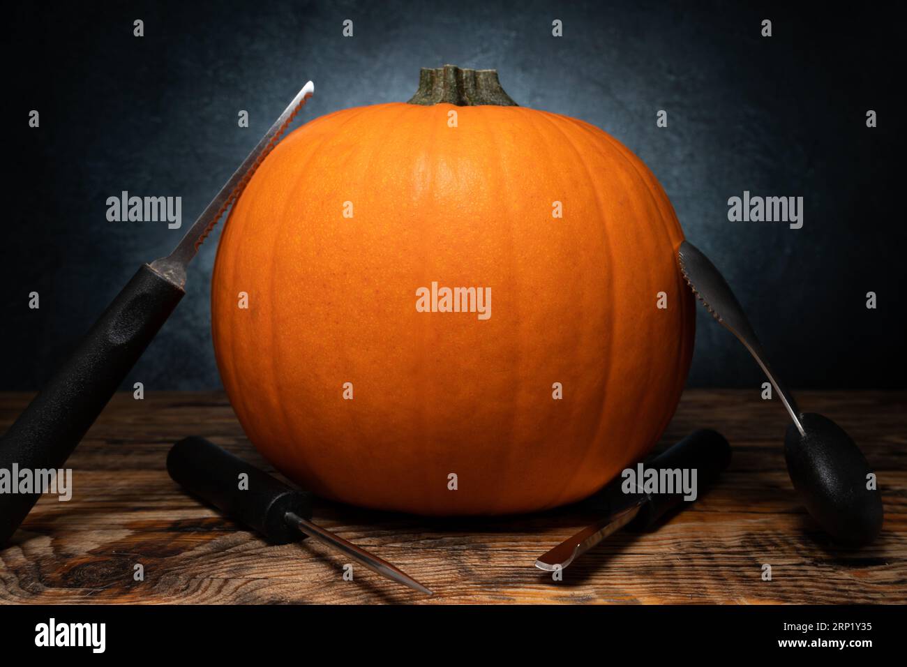 Outils de sculpture de citrouille Halloween pour Jack-o'-Lantern visage découpé. Cisailles pour caniveaux à cuillère et couteaux à lame de scie. Citrouille d'automne ou d'automne prête à être sculptée. Banque D'Images