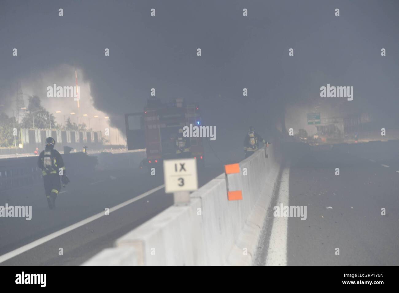 (180807) -- BOLOGNE, 7 août 2018 -- une photo prise le 6 août 2018 montre la scène de l'explosion à Bologne, en Italie. Deux personnes ont été tuées et des douzaines blessées lorsqu'un camion pétrolier a explosé sur une rocade à la périphérie de la ville de Bologne, au centre-nord de l'Italie, a rapporté lundi l'agence de presse ANSA. (Sxk) ITALIE-BOLOGNE-PÉTROLIER-EXPLOSION AlbertoxLingria PUBLICATIONxNOTxINxCHN Banque D'Images