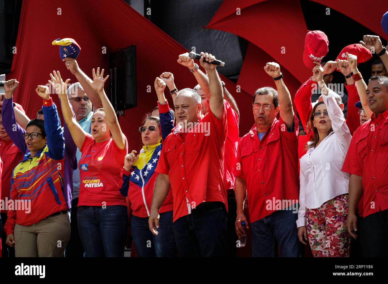 (180807) -- CARACAS, 7 août 2018 -- Diosdado Cabello (C), président de l'Assemblée nationale constituante, participe à un rassemblement en faveur du président vénézuélien Nicolas Maduro à Caracas, Venezuela, le 6 août 2018. Les Vénézuéliens se sont ralliés lundi pour soutenir le président Nicolas Maduro, à la suite d'une tentative d'assassinat ratée sur sa vie au cours du week-end. (Da) (rtg) (wtc) VENEZUELA-CARACAS-RALLY-MADURO BorisxVergara PUBLICATIONxNOTxINxCHN Banque D'Images