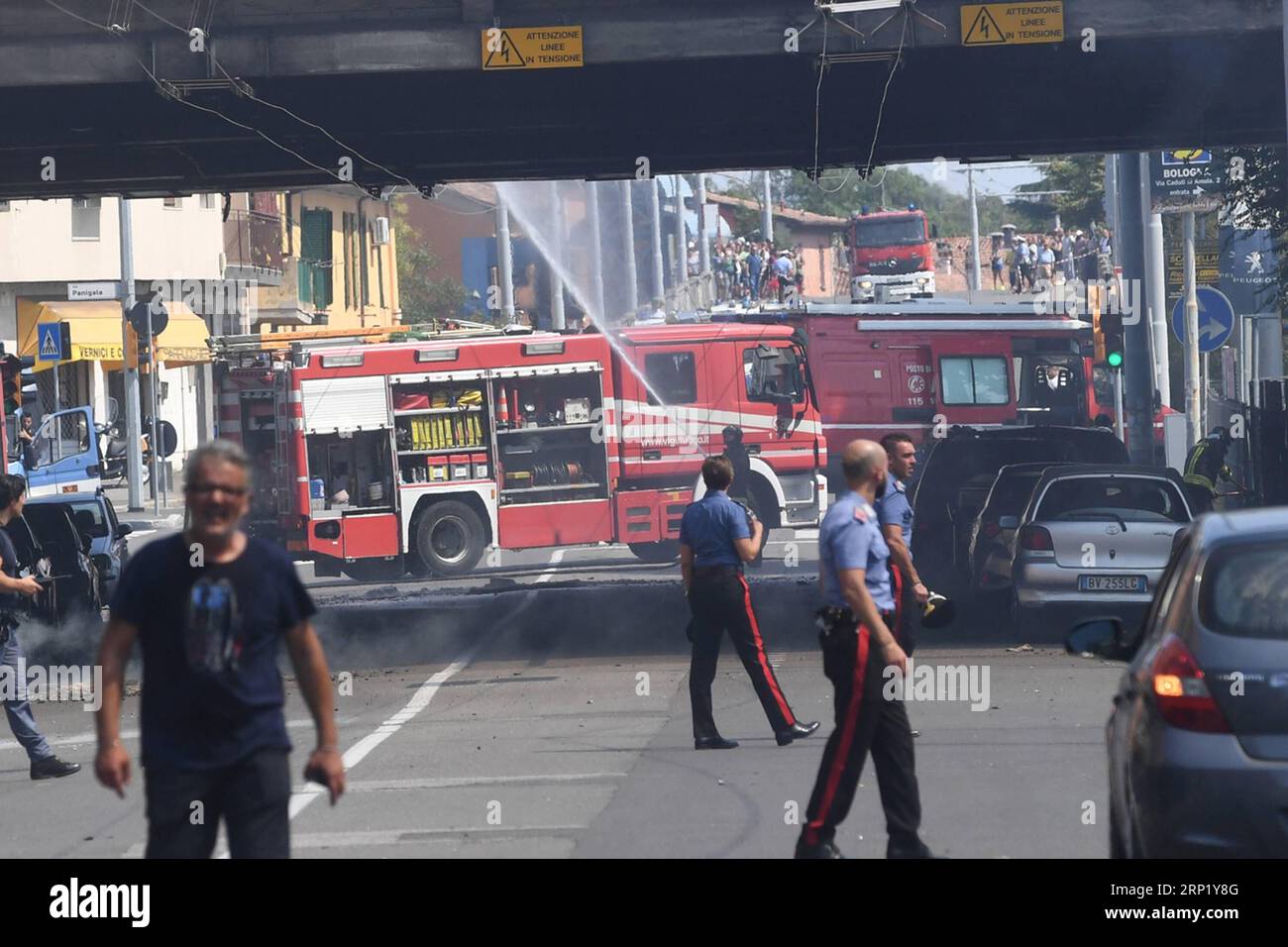 (180806) -- BOLOGNE (ITALIE), 6 août 2018 -- Un camion de pompiers est vu près de la scène d'une explosion à Bologne, Italie, le 6 août 2018. Deux personnes ont été tuées et des douzaines blessées lorsqu'un camion-citerne a explosé sur un pont autoroutier à la périphérie de la ville de Bologne, au centre-nord de l'Italie, a rapporté lundi l'agence de presse ANSA. ITALIE-BOLOGNE-PÉTROLIER-EXPLOSION AlbertoxLingria PUBLICATIONxNOTxINxCHN Banque D'Images