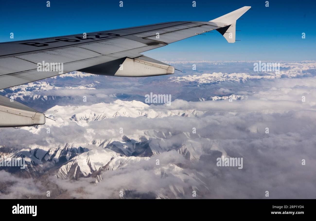 (180807) -- URUMQI, 7 août 2018 (Xinhua) -- une photo aérienne prise le 15 mai 2018 montre la vue des montagnes Kunlun recouvertes de neige, dans la région autonome ouïgour du Xinjiang du nord-ouest de la Chine. La région autonome ouïgoure du Xinjiang la plus occidentale de la Chine a accueilli un record de 107 millions de touristes en 2017, soit une hausse de 32,4 % par rapport à l année précédente. En outre, les touristes ont dépensé plus de 182 milliards de yuans (28,4 milliards de dollars américains) au Xinjiang l’an dernier, soit 30 % de plus qu’en 2016. (Xinhua/Jiang Wenyao) CHINA-XINJIANG-SCENERY-TOURISM (CN) PUBLICATIONxNOTxINxCHN Banque D'Images