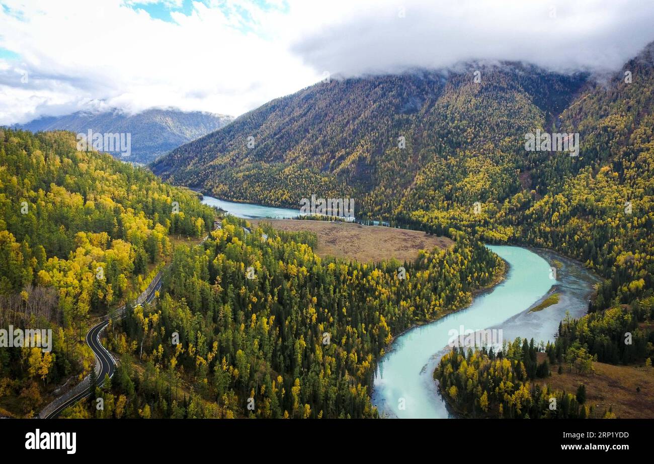 (180807) -- URUMQI, 7 août 2018 (Xinhua) -- une photo aérienne montre une vue de la baie lunaire dans la région pittoresque de Kanas, dans la région autonome ouïgour du Xinjiang du nord-ouest de la Chine, 22 septembre 2017. La région autonome ouïgoure du Xinjiang la plus occidentale de la Chine a accueilli un record de 107 millions de touristes en 2017, soit une hausse de 32,4 % par rapport à l année précédente. En outre, les touristes ont dépensé plus de 182 milliards de yuans (28,4 milliards de dollars américains) au Xinjiang l’an dernier, soit 30 % de plus qu’en 2016. (Xinhua/Zhao GE) CHINA-XINJIANG-SCENERY-TOURISM (CN) PUBLICATIONxNOTxINxCHN Banque D'Images