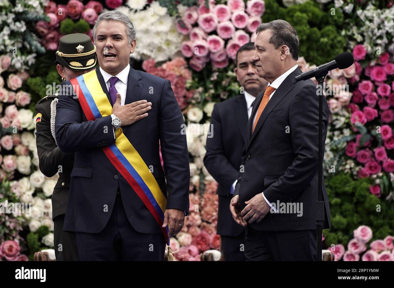 (180808) -- BOGOTA, 8 août 2018 -- le président colombien Ivan Duque (Front L) assiste à sa cérémonie de prestation de serment à Bolivar Square, à Bogota, capitale de la Colombie, le 7 août 2018.) (lrz) COLOMBIE-BOGOTA-PRÉSIDENT-CÉRÉMONIE D'ASSERMENTATION JhonxPaz PUBLICATIONxNOTxINxCHN Banque D'Images