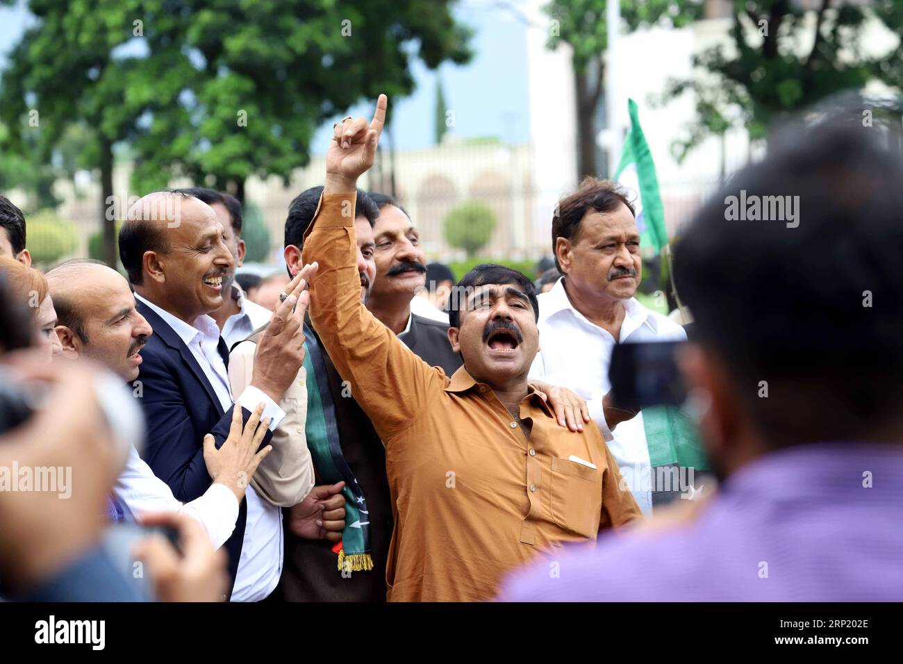 (180808) -- ISLAMABAD, 8 août 2018 -- Un partisan de la Ligue musulmane pakistanaise-Nawaz (PML-N) chante un slogan devant le bureau de la commission électorale du Pakistan lors d'un rassemblement contre le truquage lors des élections générales pakistanaises de 2018, à Islamabad, capitale du Pakistan, le 8 août 2018. Les partis d'opposition pakistanais ont organisé mercredi un rassemblement de protestation dans la capitale pakistanaise contre les allégations de truquage lors des élections générales de juillet 25. )(rh) PAKISTAN-ISLAMABAD-PROTEST AhmadxKamal PUBLICATIONxNOTxINxCHN Banque D'Images