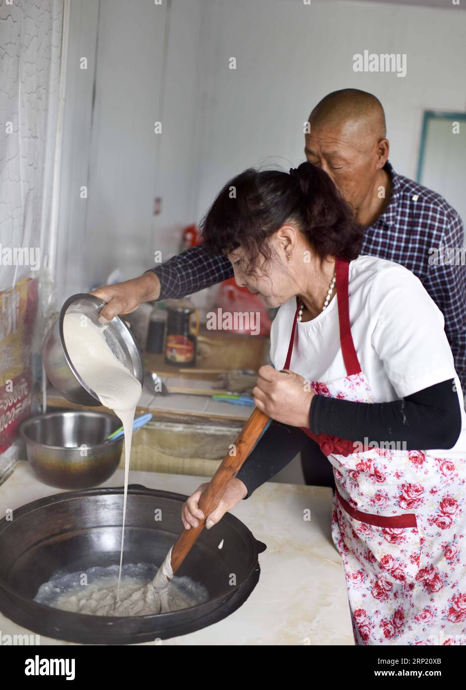 (180809) -- URUMQI, 9 août 2018 -- des villageois fabriquent de la purée de pommes de terre à la manière locale dans le comté de Qitai, dans la région autonome ouygur du Xinjiang, au nord-ouest de la Chine, 27 juillet 2018.) (Wyo) CHINA-XINJIANG-FOOD (CN) ZhaoxGe PUBLICATIONxNOTxINxCHN Banque D'Images