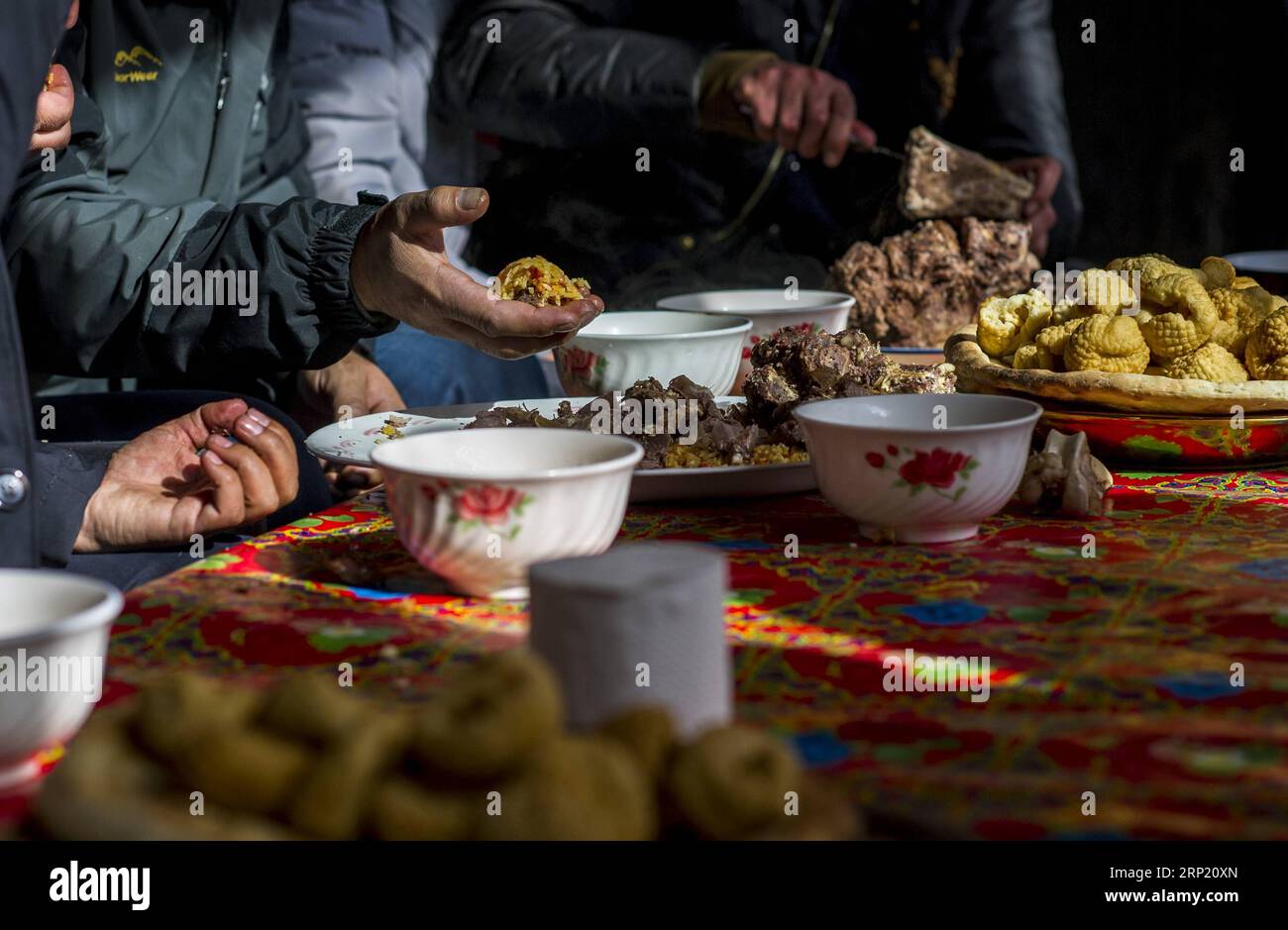 (180809) -- URUMQI, 9 août 2018 -- les invités apprécient le pilaf lors d'un mariage dans le comté autonome tadjik de Taxkorgan, région autonome ouïgour du Xinjiang, au nord-ouest de la Chine, le 12 novembre 2017.) (Wyo) CHINA-XINJIANG-FOOD (CN) HuxHuhu PUBLICATIONxNOTxINxCHN Banque D'Images