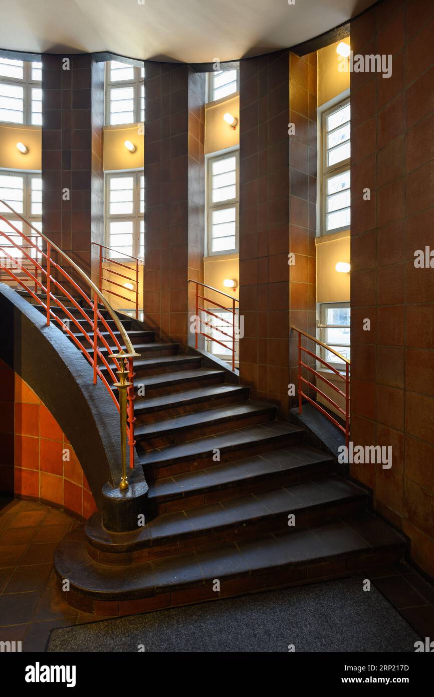 Hambourg, Allemagne - juin 17 2023 : escalier intérieur Sprinkenhof ou escaliers à l'intérieur d'un Bulding de bureau des années 1920 Banque D'Images