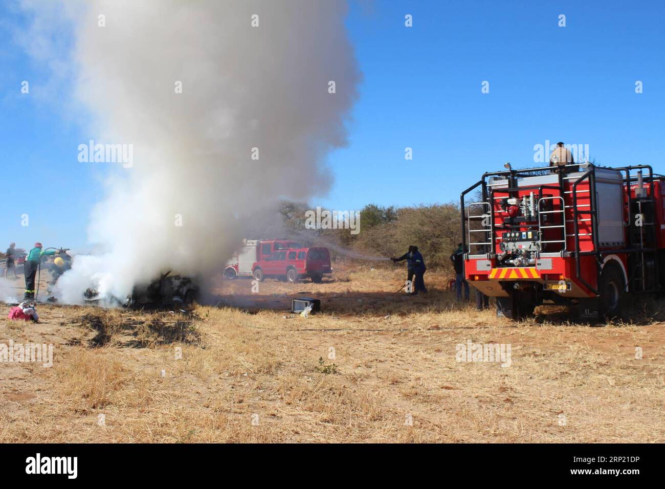 (180810) -- WINDHOEK, 10 août 2018 -- les pompiers de la municipalité d'Otjiwarongo ont éteint le feu de deux véhicules qui sont entrés en collision sur la route B1 entre Otjiwarongo et Otavi dans le nord de la Namibie, le 10 août 2018. Huit personnes sont mortes dans l'accident. ) NAMIBIE-OTJIWARONGO-OTAVI-B1 ACCIDENT DE LA ROUTE NAMPA PUBLICATIONXNOTXINXCHN Banque D'Images