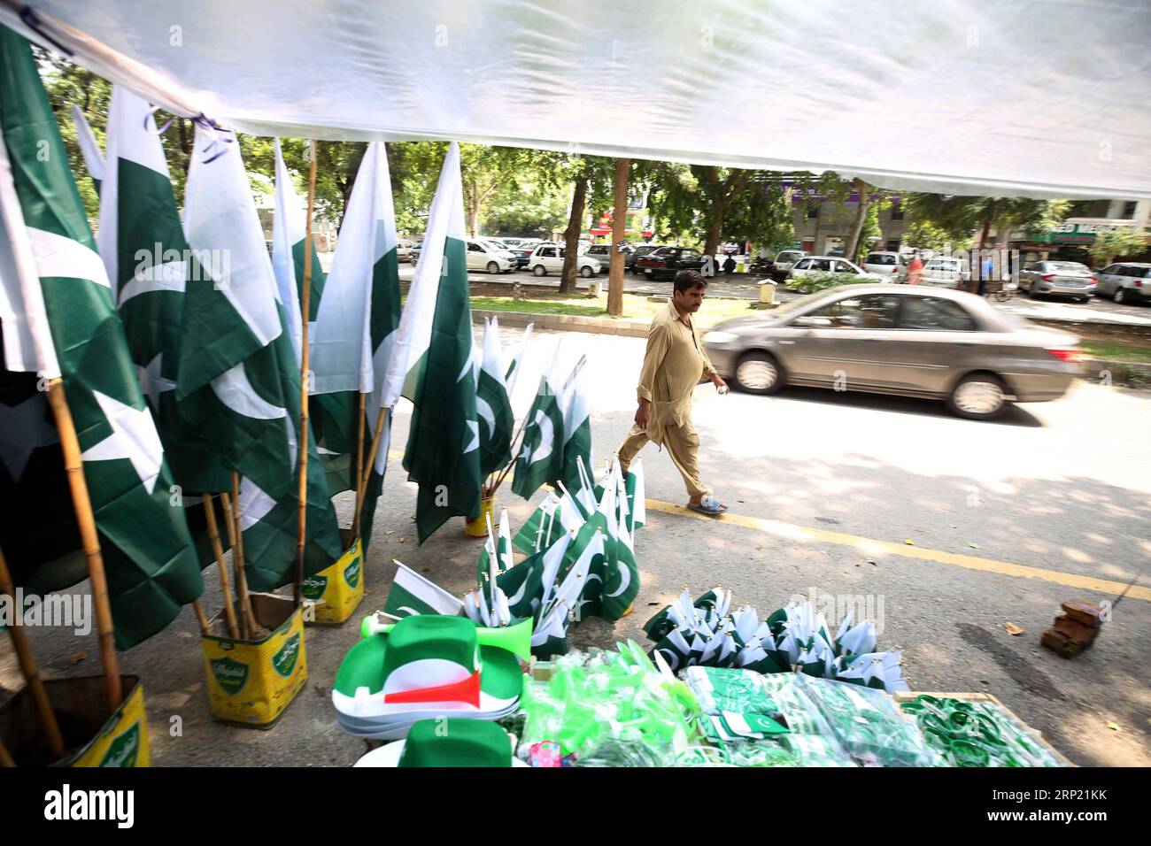 (180811) -- ISLAMABAD, 11 août 2018 -- Un Pakistanais passe devant une stalle routière avant le jour de l indépendance du pays à Islamabad, capitale du Pakistan, le 11 août 2018. Le Pakistan célébrera son indépendance le 14 août. ) (djj) PAKISTAN-ISLAMABAD-JOUR DE L'INDÉPENDANCE AhmadxKamal PUBLICATIONxNOTxINxCHN Banque D'Images