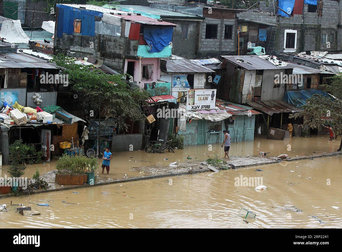 (180812) -- MARIKINA CITY, 12 août 2018 -- les bidonvilles sont submergées par les inondations provoquées par la tempête tropicale Yagi à Marikina City, Philippines, le 12 août 2018.) (YY) PHILIPPINES-MARIKINA CITY-TEMPÊTE TROPICALE YAGI-INONDATION ROUELLExUMALI PUBLICATIONxNOTxINxCHN Banque D'Images