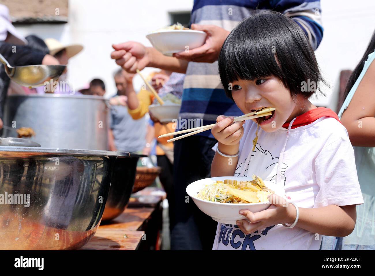 (180814) -- TONGHAI, 14 août 2018 (Xinhua) -- Une fille mange dans un abri d'urgence dans le comté de Tonghai, dans la province du Yunnan, au sud-ouest de la Chine, touché par le séisme, le 14 août 2018. Un total de 24 personnes ont été blessées dans deux tremblements de terre de magnitude 5,0 qui ont secoué la province du Yunnan aux premières heures de lundi et mardi séparément. L'administration provinciale du tremblement de terre a lancé une réponse d'urgence lundi. Des tentes, des lits pliants, de la literie et de la nourriture ont été envoyés aux résidents touchés par le ministère provincial des Affaires civiles. (Xinhua/Wang Anhaowei) CHINA-YUNNAN-QUAKE-RELIEF (CN) PUBLICATIONxNOTxINxCHN Banque D'Images