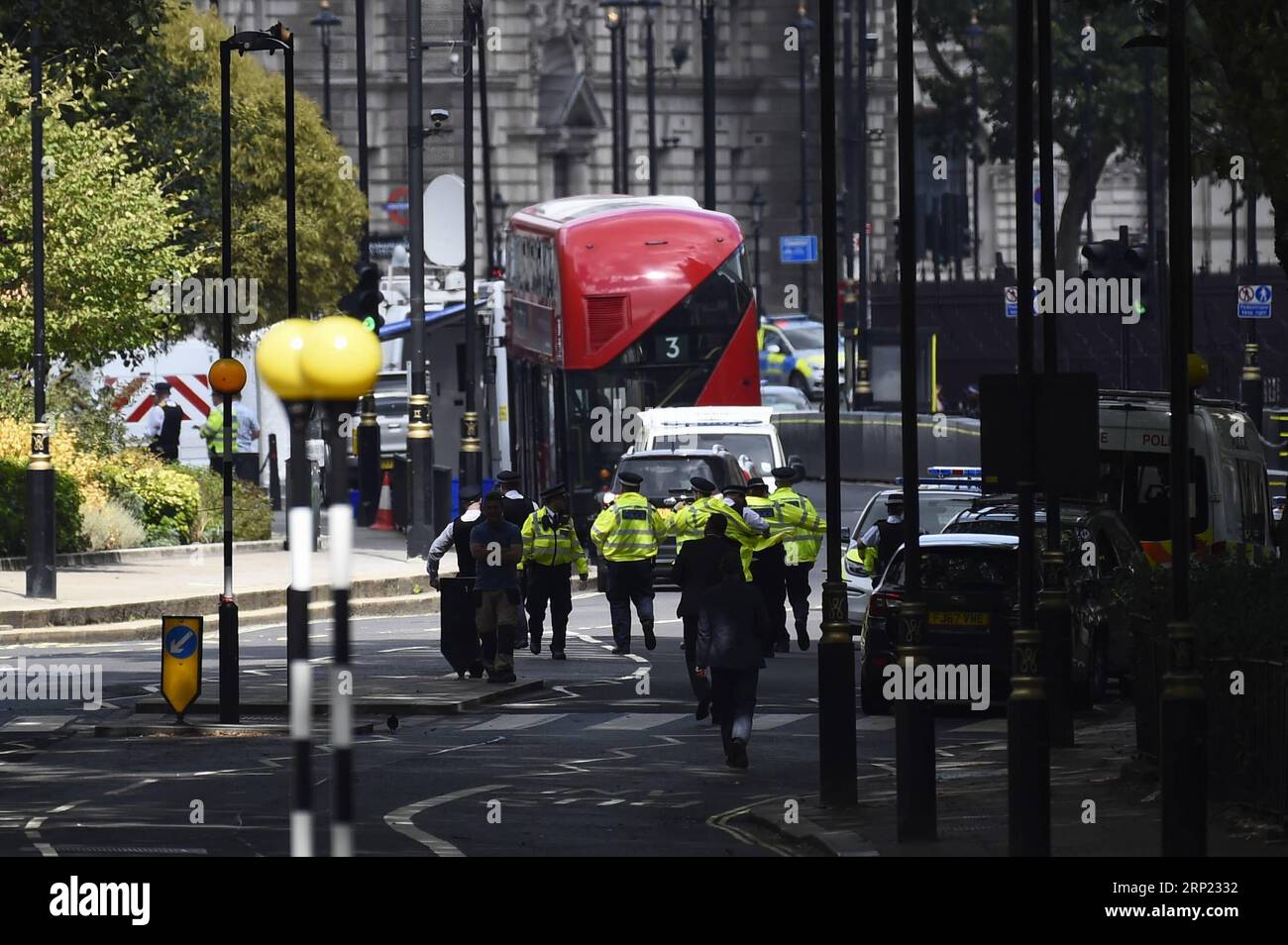 (180814) -- LONDRES, 14 août 2018 -- la police travaille sur le site d'un accident de voiture près des chambres du Parlement à Westminster, Londres, Grande-Bretagne, le 14 août 2018. Un homme a été arrêté pour suspicion d'infractions terroristes après qu'une voiture s'est écrasée contre des barrières devant les chambres du Parlement britannique, a déclaré mardi la police locale. (Qxy) GRANDE-BRETAGNE-LONDRES-PARLEMENT-ACCIDENT DE VOITURE StephenxChung PUBLICATIONxNOTxINxCHN Banque D'Images