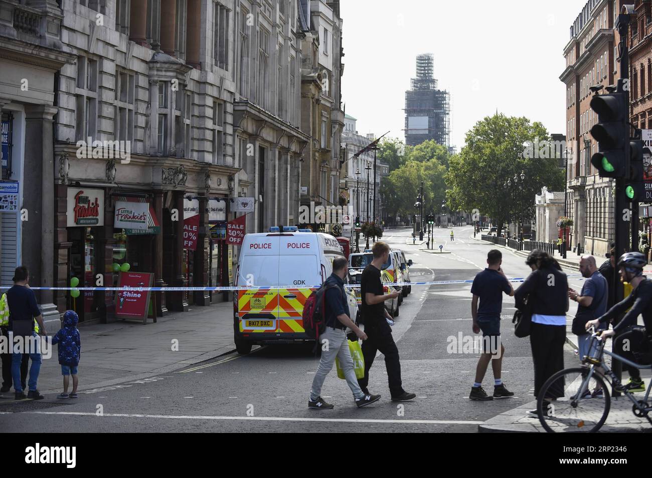 (180814) -- LONDRES, 14 août 2018 -- la police métropolitaine de Londres boucle la zone près des chambres du Parlement de la Grande-Bretagne à Londres, Grande-Bretagne, 14 août 2018. Un homme a été arrêté pour suspicion d'infractions terroristes après qu'une voiture s'est écrasée contre des barrières devant les chambres du Parlement britannique, a déclaré mardi la police locale. (Qxy) GRANDE-BRETAGNE-LONDRES-PARLEMENT-ACCIDENT DE VOITURE StephenxChung PUBLICATIONxNOTxINxCHN Banque D'Images