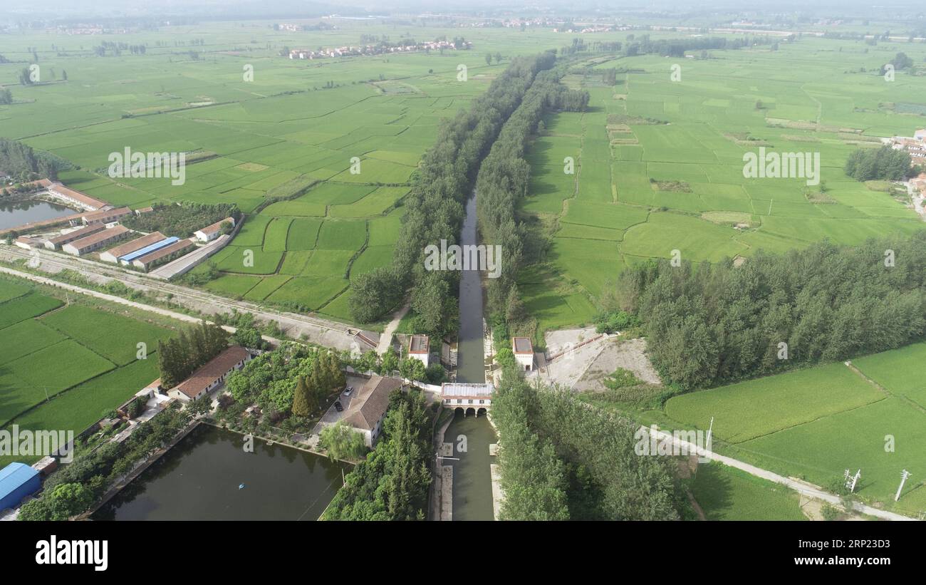 (180815) -- PÉKIN, 15 août 2018 (Xinhua) -- une photo prise le 14 août 2018 montre une section du canal de Changqu à Xiangyang, dans la province du Hubei au centre de la Chine. En Chine, quatre anciens sites d irrigation, à savoir le système d irrigation de Dujiangyan, le canal de Lingqu, le système d irrigation de Jiangxiyan et le canal de Changqu, ont été ajoutés à la liste des ouvrages d irrigation du patrimoine mondial par la Commission internationale de l irrigation et du drainage (CIID). (Xinhua/Wang Hu) CHINE-SITES D'IRRIGATION-LISTE DU PATRIMOINE MONDIAL (CN) PUBLICATIONxNOTxINxCHN Banque D'Images