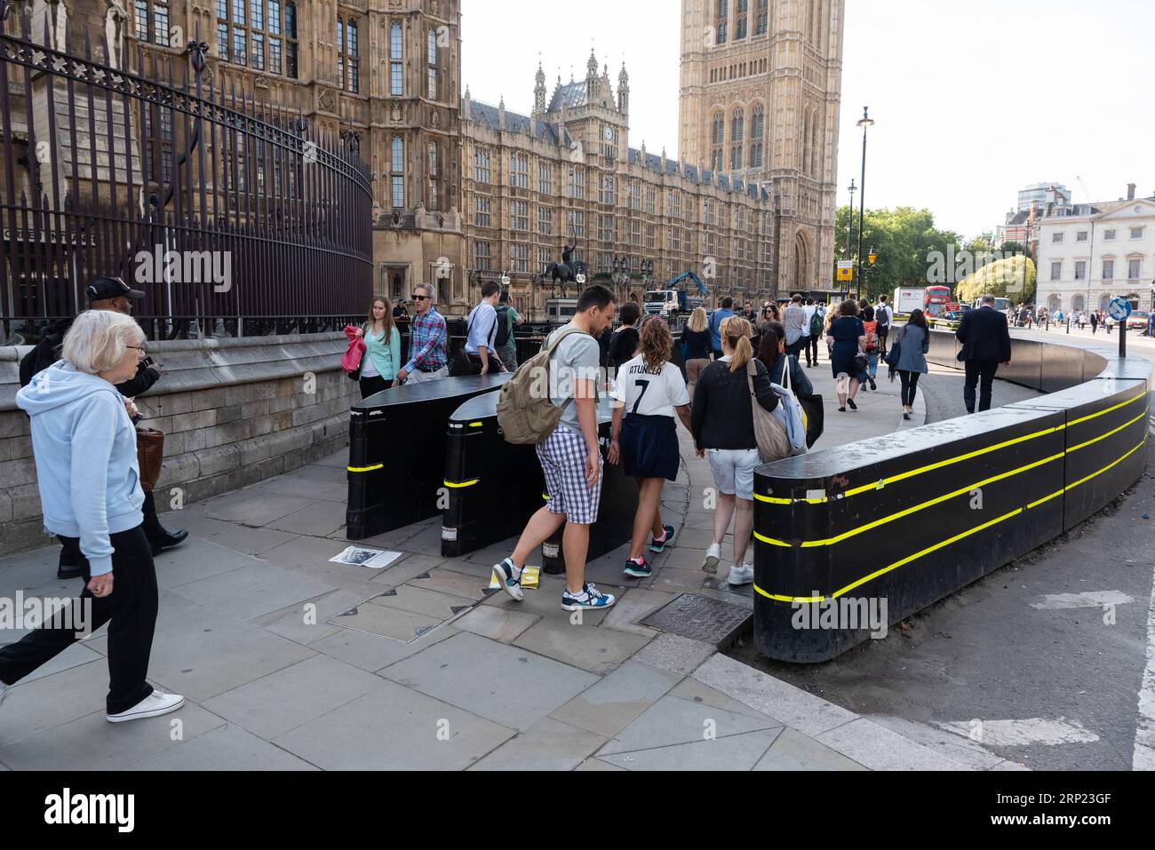 (180815) -- LONDRES, 15 août 2018 -- des gens passent devant les chambres du Parlement à Londres, en Grande-Bretagne, le 15 août 2018, un jour après qu'un homme a été arrêté pour suspicion d'infractions terroristes après qu'une voiture s'est écrasée contre des barrières de sécurité à l'extérieur des chambres du Parlement.) (yk) BRITAIN-LONDON-ATTACK-AFTERMATH RayxTang PUBLICATIONxNOTxINxCHN Banque D'Images