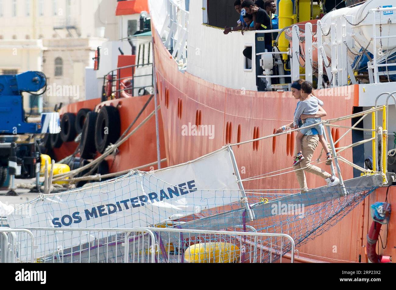 (180815) -- LA VALETTE, le 15 août 2018 -- Une femme tenant un enfant débarque du navire humanitaire le MV Aquarius à Boiler Wharf à Senglea, Malte, le 15 août 2018. Le navire humanitaire The MV Aquarius a accosté à Malte mercredi après-midi avec 141 migrants secourus à son bord. MALTA-SENGLEA-HUMANITARIAN VESSEL-MIGRANTS-DOCKING ROBERTOXRUNZA PUBLICATIONXNOTXINXCHN Banque D'Images