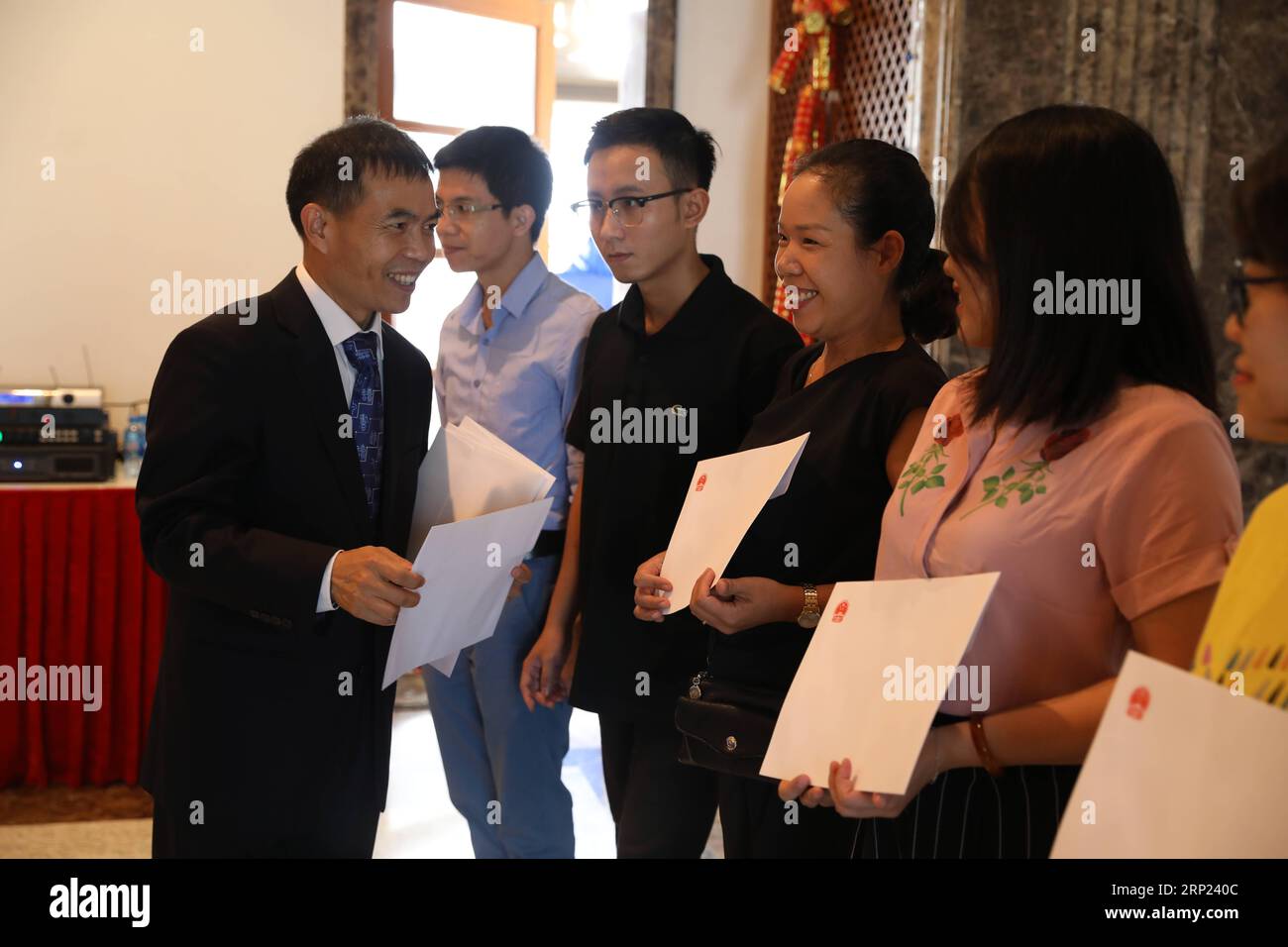 (180816) -- HANOI, 16 août 2018 -- Peng Shituan (1e L), conseiller culturel de l'ambassade de Chine au Vietnam, remet des certificats aux lauréats de bourses du gouvernement chinois 2018 à Hanoi, Vietnam, le 13 août 2018. L'ambassade de Chine au Vietnam a organisé lundi une cérémonie pour décerner les bourses du gouvernement chinois à 104 Vietnamiens. )(gj) BOURSES VIETNAM-HANOÏ-CHINOIS WangxDi PUBLICATIONxNOTxINxCHN Banque D'Images